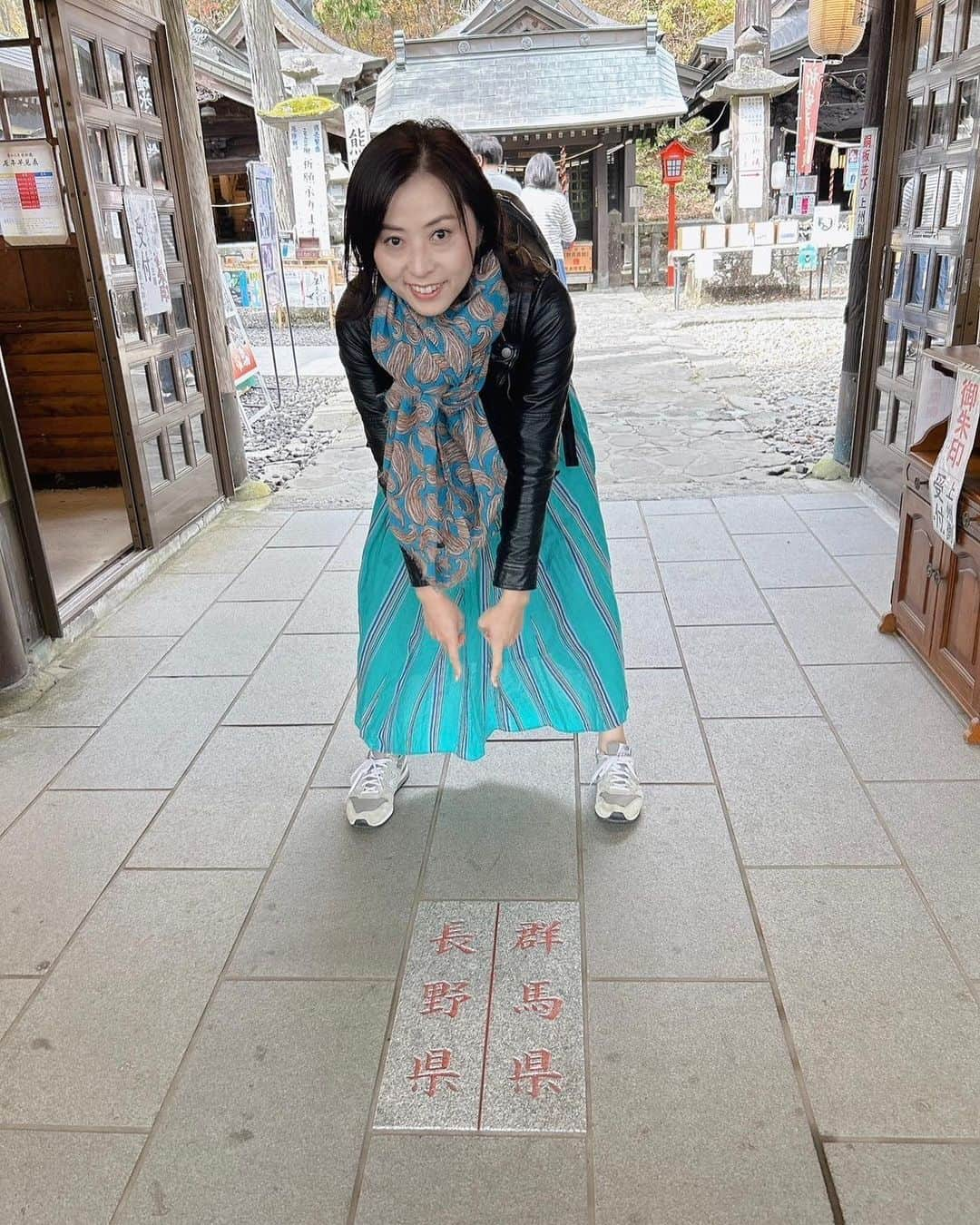 南早苗さんのインスタグラム写真 - (南早苗Instagram)「この前、境目に行ってきましたー😌  #旅　#長野県　#群馬県　#軽井沢　#碓氷峠　#熊野皇大神社　#熊野神社　#秋 #紅葉　#県境　#神社　#パワースポット　#やたがらす  #旅レポはまだまだ続く」11月7日 21時44分 - minamisanae