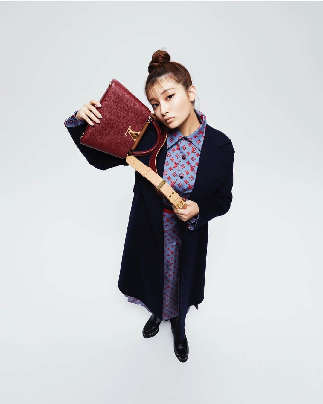 長山一樹のインスタグラム：「ポジティブに見せる。僕の中ではポップな写真。 普段使わないレンズなだけで新鮮な絵。  25ansにてLOUIS VUITTONのページを撮影させていただきました。  @25ansjp  @louisvuitton  Model @ai_yoshikawa_official  Stylist @jewelryconcierge_m  Hair @satom_  Makeup @annamisawa  Photographer @kazuki_nagayama   #25ans #louisvuitton  #写真  #ポートレート  #portrait  #kazukinagayama  #長山一樹」