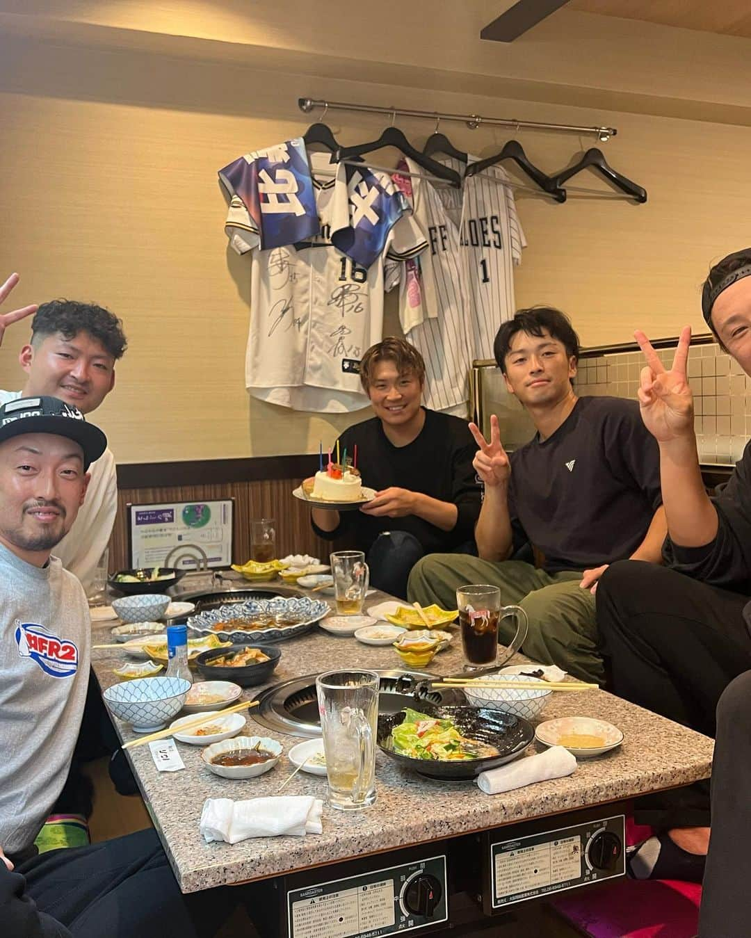 杉本裕太郎さんのインスタグラム写真 - (杉本裕太郎Instagram)「ファンの皆さん1年間応援ありがとうございました😊  足首ちょっとだけ様子おかしいので今日から入院で明日手術してもらいます🏥 しっかり治してまた来年頑張ります⚾️ オフシーズンまたどこかでお会いしましょう🤩  #腓骨筋腱脱臼 #手術 #ちょっとだけ怖い #大亮お見舞いと差し入れの本とケーキありがとう #すき」11月7日 21時44分 - 99tarosu345