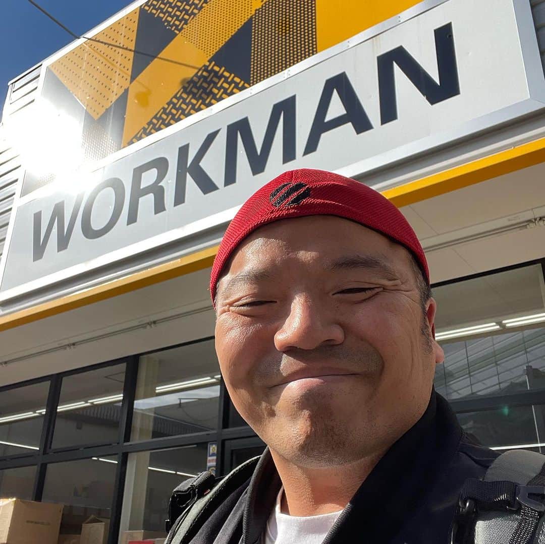 のインスタグラム：「今日は休みでしたが、2度も困っている人を助けることが出来ました。  午前中ワークマンへ行き、帰るため歩いていたら後ろのほうから「すみませーん誰かいませんかー？すみませーん」と聞こえたので振り返って見たら白い杖を持ってサングラスをしたおじいちゃんが立っていました。  目の見えない方でした。  僕は少し離れていたので早めに「はーい！」と存在を気づかせて近づきました。  「ごめんね、ユタカに行きたいんだけど」とおじいさん（豊かに生きたい、みたいで素敵な言葉🤣）  薬局のユタカのことです  「あぁじゃ少しバックしましょうか」  といい腕を掴んでもらってユタカまで案内しました。  普段、濱田祐太郎君を観ていると盲目でも何でも出来るもんやなーという認識だったので助けを求めているという事はよっぽどの事だと判断して行動できました。  そのあとユニバに行きました。 そしてユニバから帰りました。  その後1人でスーパーで晩飯の買い物をしていたら車椅子に乗ったおばさまがビール棚の前で 「ごめんね、あそこのマルエフひとつ取って欲しいの」と棚の上段を指差して言ってきました。  僕は「はいはーい」と取り渡しました。  という事で2度、人助けが出来ました。  僕は嬉しかったです。  「自分って頼みやすいオーラ出てるのかな。優しそうなのかな。」 と。  まぁ1人目のおじいちゃんは見えてないんですけど。誰でも良かったとは思うけど。  あとこれも思いました。  「素直に人にお願いできる、人を信じられる。素晴らしい街の雰囲気だな」  って。  吹田市素敵。  私も素直に人に頼り、人を信じ、人から頼られる人間になりたいと改めて思いました。  どう考えてもいいねちょうだい。  濃いめのいいねを。」