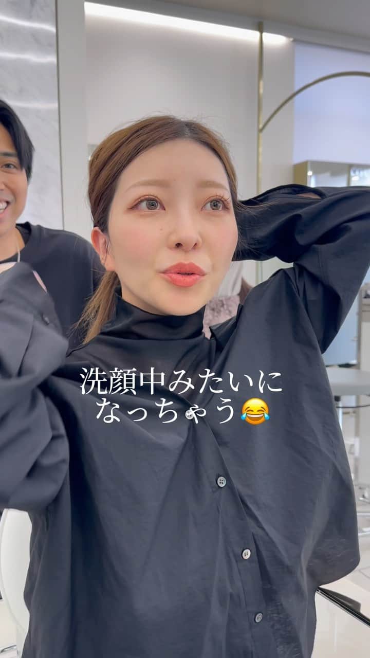 高橋英昇のインスタグラム：「顔周りに悩んでる方へ✂️結んだ時もいい感じにしたい方も必見❤︎ オーダーの際に保存してお使いください✨ ˗˗˗˗˗˗˗˗˗˗˗˗˗˗˗˗˗˗˗˗˗˗˗˗˗˗˗˗˗˗˗˗˗˗˗˗˗˗ ⁡ ◌ @eisho_coa  ⁡ 前髪顔周りのどんな悩みも 是非ご相談下さい✨ ⁡ ☑︎流し前髪だけど要望と違う ☑︎前髪顔周りを切られすぎる ☑︎顔周りがなくて困っている ☑︎前髪が巻きづらく上手くいかない ☑︎変な毛がいつも前髪に出てくる ☑︎扱いづらくて困っている ☑︎おでこが狭くて悩んでいる ⁡ などなど 少しでも気になることは全てお聞かせ下さい✨ メモ持ってきても大丈夫です📝 ⁡ ˗˗˗˗˗˗˗˗˗˗˗˗˗˗˗˗˗˗˗˗˗˗˗˗˗˗˗˗˗˗˗˗˗˗˗˗˗˗ ⁡ ⁡ ◌ 料金 ◌ ・カット ¥8800 ・カット 𓂃 トリートメント ¥12100 ・カット 𓂃 カラー ¥17600 ・カット 𓂃 カラー 𓂃 トリートメント ¥22000 ⁡ ※初回のみ指名料+¥3300かかります。 2回目以降は指名料無料です。 ⁡ ⁡ 𓂃 よくあるご質問 𓂃 ⁡ ⁡ Q . 予約はどうしたらいいですか？ ⁡ ✎ プロフィールのURLからお待ちしております✨ ⁡ ⁡ Q . 場所はどちらですか？ ⁡ ✎ 東京都中央区銀座6-13-9 GIRAC GINZA 7F 【銀座駅5分、東銀座駅から徒歩3分】 ⁡ ⁡ Q . 投稿に可愛い子しか載っていないですが、 私が行っても大丈夫ですか？ ⁡ ✎もちろん大丈夫です。 僕のお客様は【3歳〜74歳】の 子連れ様から老若男女幅広いの方が ご来店してくださっております。 女性は必ず可愛くします！ 実は男性のカットも得意です。 最近ご紹介もかなり多いです✨ ⁡ Q . どんな美容師？ ⁡ ✎ お話するのが好きです✨ ただ施術中は技術に没頭する時があり その時はあまり話さなくなります✂︎ ⁡ Q . カウンセリングはしっかりしてもらえますか？ ⁡ ✎もちろんです！ 前髪顔周りの生え際、癖毛、割れめ、こめかみ、 頬骨、えら、丸顔、面長、りんかく などのお悩みもしっかりカウンセリングさせて頂いてから 施術に入らせて頂きますのでご安心ください✨ ⁡ ⁡ カットは【前髪】【ロングレイヤー】 が好きですが、 ミディアム、ボブ、ショート、 メンズカットも好きです。 巻きも得意なので、 知りたい方はなんでもお伝えします✨ ⁡ カラーはブリーチなしのワンカラーで 【艶感】【透明感】【くすみ感】が出るように 300種類以上の中から 独自の配合で調合しております。 ⁡ ストレートはダメージを最小限で抑えられるように かなりこだわっています！ 微アルカリ〜弱酸領域の範囲で施術するので 基本的に【ヘアカラー】と同時施術が可能です✨ ⁡ トリートメントはできるだけ長持ちできるように 【手触り】【質感】にこだわっています！ あとはアウトバスのヘアケアも重要なので 興味ある方はしっかり説明しています✨ ⁡ パーマは最近持ちの良いデジタルパーマが好きです。 熱処理する事で普通のパーマより持ちが良くなります。 僕の使う薬剤は基本的にダメージを最小限でかけるので コテを使って巻いても大丈夫です。 巻かなくても普段のスタイリングはかなり楽になります✨ ⁡ #銀座　#千葉　#前髪カット　#顔周りカット　#小顔カット　#おくれ毛カット　#顔周り　#前髪　#シースルーバング　#かきあげ前髪　#小顔に見える顔周り #小顔カット #似合わせカット　#おくれ毛　#前髪顔周り似合わせ」