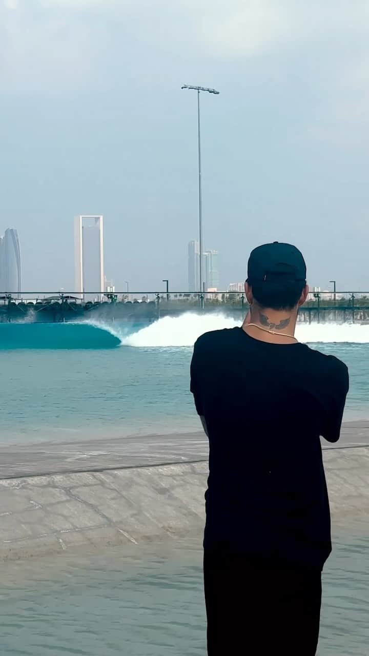 フィリッペ・トレドのインスタグラム：「Believe or not I found a wave in @surfabudhabi ! And it’s incredible! Thanks for having me here and for the hospitality 🫶🏽 @kswaveco @kellyslater // Acredite se quiser, mas achamos uma onda em Abu Dhabi! Obrigado @surfabudhabi e @kswaveco por tudo! Está sendo incrível e promete muito! 🔥#surfAbudhabi #byModon #findyourwave #hudayriyaltisland 🎥 @baronisfilms  🎞️ @phizzlestudio  @bqueridow」