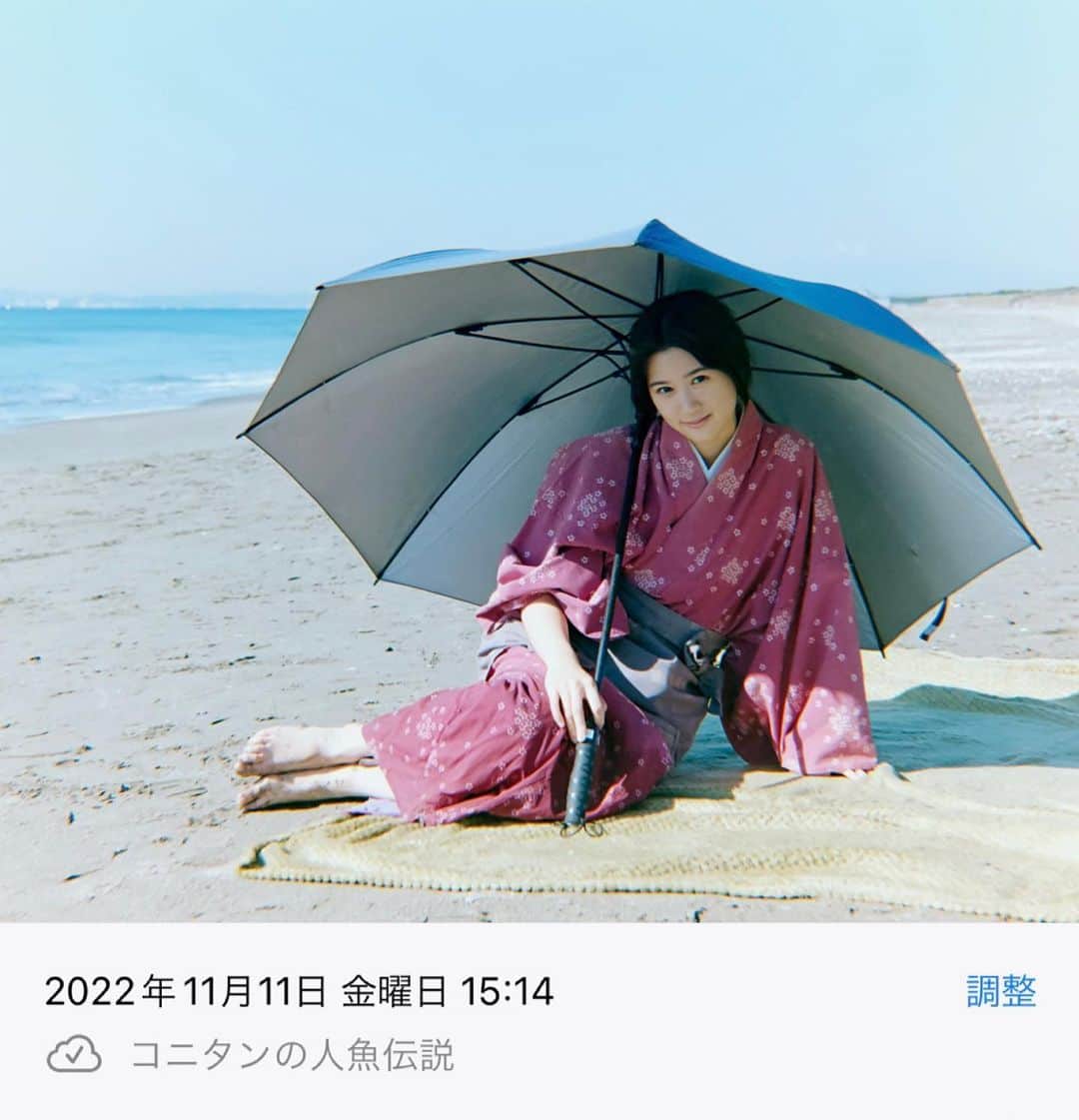 小西桜子のインスタグラム：「#ぼくせん オフショット。 プロデューサーさんが撮ってくれていた素敵なお写真。平安時代集。データで送ってもらって、よく見ると全部にタイトルを添えてくださっていたことに気づいて笑顔になりました☺︎  おもしろい、、🧜‍♀️✌︎ コニタンの人魚伝説。」