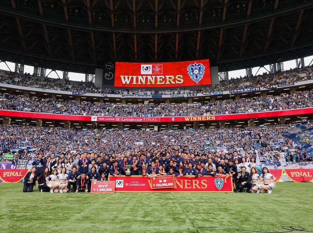 杉山力裕さんのインスタグラム写真 - (杉山力裕Instagram)「2023.11.4（土） J.LEAGUE YBC Levain CUP 優勝  アビスパファミリーの皆さんおめでとうございます！！！ 歴史的な瞬間にスタッフ1年目で立ち会えた事を光栄に思います。 ここまで頑張ってくれた選手はもちろんこれまでアビスパ福岡を支えてくれた全ての方に感謝致します。  あの日みた景色は一生忘れません。  #Jリーグ #ルヴァンカップ #国立競技場  #アビスパ福岡 #俺たちが福岡 @avispaf」11月7日 21時47分 - rikihiro_sugiyama23