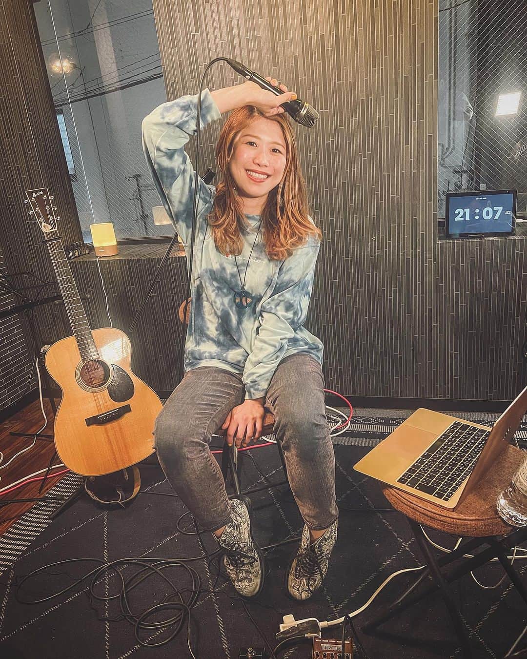 のインスタグラム：「本日もLight Up This Night🌕配信アリガトウでした💜  one-manまでは後1回となりました🥺🎙 是非駆けつけてくださいね🌺  今日もみっちりお届けしましたのでアーカイブでも是非ご覧ください❣️  YouTubeでもご覧いただけます🎥 https://youtu.be/_5p0isUzjWI  次回の心斎橋 夜を灯して @yoru_tomo2.4 からの公開生放送は11/21にお届けします🎬 会場にも是非お越しください😋  【お知らせ】  第1.第3火曜日 20:00-21:00は…！   梶有紀子 × 夜を灯して @yoru_tomo2.4 公開ツイキャス生配信 Light Up This Night   会場 : 心斎橋 夜を灯して 入場料 : 2000円（1drink別） open 19:00 start 20:00（前半 LIVE30分 後半 TALK） ツイキャス配信アカウント : https://twitcasting.tv/yukko1112/   ・リクエストメドレー始動します！ ▶︎来場者様とお茶爆100以上の方はリクエスト可能。 ▶︎次回の夜を灯してでの放送でワンコーラスずつのリクエストメドレーとしてお届けします。」