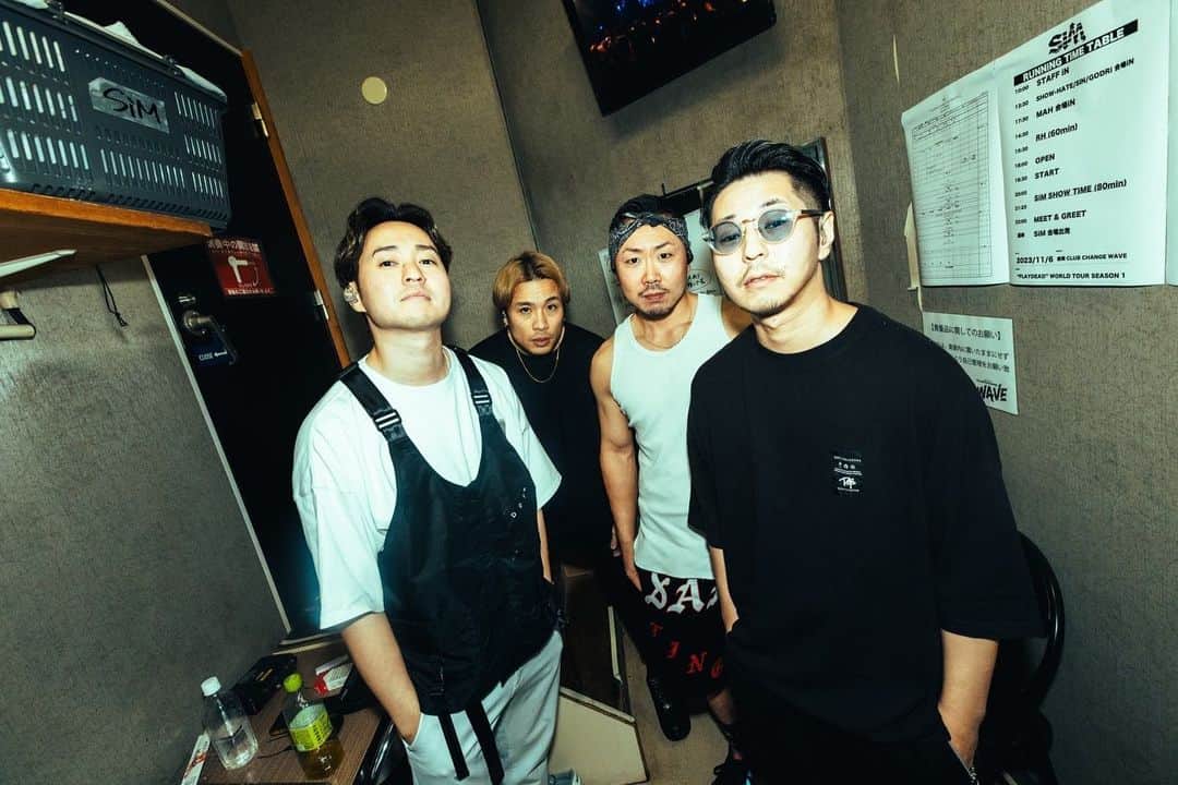 UTAのインスタグラム：「. . . . 盛岡ありがとうございました✌️ かなり熱力がめちゃくちゃ伝わりました！本当ありがと🫶  明日は秋田！ 最終日もがっつしいこーぜ！！  📸 by @nekoze_photo   #NOISEMAKER #SiM #SiM6th #PLAYDEAD」