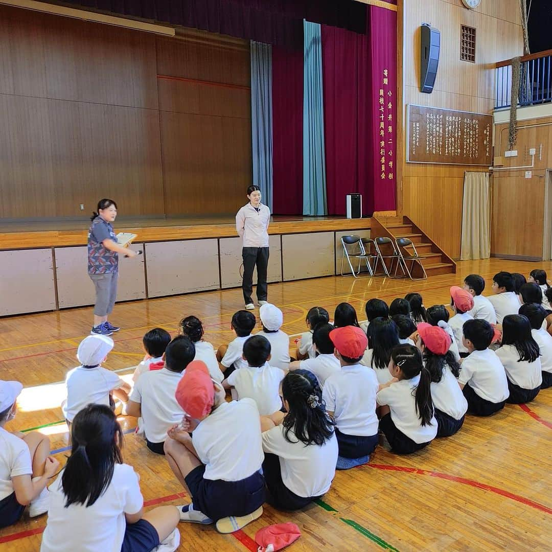 髙橋礼華さんのインスタグラム写真 - (髙橋礼華Instagram)「. . 10/29に愛知県愛西市で行われたあいさいさん祭りでバドミントン教室をさせていただきました🏸 . . 小、中学生の部、高校生の部と分かれて2回やらせていただきました！ 小学生の中には年長さんも何人か混ざっていてとても可愛かったです🩷 たくさんの方に参加していただき感謝です🥲 . . . そして10/30は笑顔と学びのプロジェクトで小金井市立小金井第二小学校に行かせていただきました！ . . 今年はこのプロジェクトでたくさんの学校に行かせてもらい、最近では小学校に行くことが増えました😊 . みんな元気で最後には楽しかったーまだやりたいーっていう声を聞くことができて嬉しかったなぁ🥰✨ . . こういうプロジェクトのきっかけで少しでもバドミントンに興味を持ってくれると嬉しいです🥹 . . 今週も静岡に行かせてもらいます😊 色んなイベントができるようになり、呼んでもらえて嬉しい限りです！！！ 少しでもバドミントンの魅力を伝えられるようにこれからも頑張ります✊✊ . . #愛西市 #あいさいさん祭り  #笑顔と学びの体験活動プロジェクト」11月7日 21時59分 - ayataka419