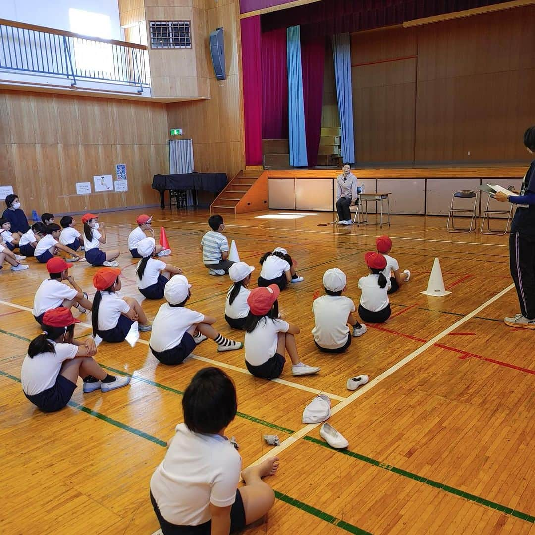 髙橋礼華さんのインスタグラム写真 - (髙橋礼華Instagram)「. . 10/29に愛知県愛西市で行われたあいさいさん祭りでバドミントン教室をさせていただきました🏸 . . 小、中学生の部、高校生の部と分かれて2回やらせていただきました！ 小学生の中には年長さんも何人か混ざっていてとても可愛かったです🩷 たくさんの方に参加していただき感謝です🥲 . . . そして10/30は笑顔と学びのプロジェクトで小金井市立小金井第二小学校に行かせていただきました！ . . 今年はこのプロジェクトでたくさんの学校に行かせてもらい、最近では小学校に行くことが増えました😊 . みんな元気で最後には楽しかったーまだやりたいーっていう声を聞くことができて嬉しかったなぁ🥰✨ . . こういうプロジェクトのきっかけで少しでもバドミントンに興味を持ってくれると嬉しいです🥹 . . 今週も静岡に行かせてもらいます😊 色んなイベントができるようになり、呼んでもらえて嬉しい限りです！！！ 少しでもバドミントンの魅力を伝えられるようにこれからも頑張ります✊✊ . . #愛西市 #あいさいさん祭り  #笑顔と学びの体験活動プロジェクト」11月7日 21時59分 - ayataka419