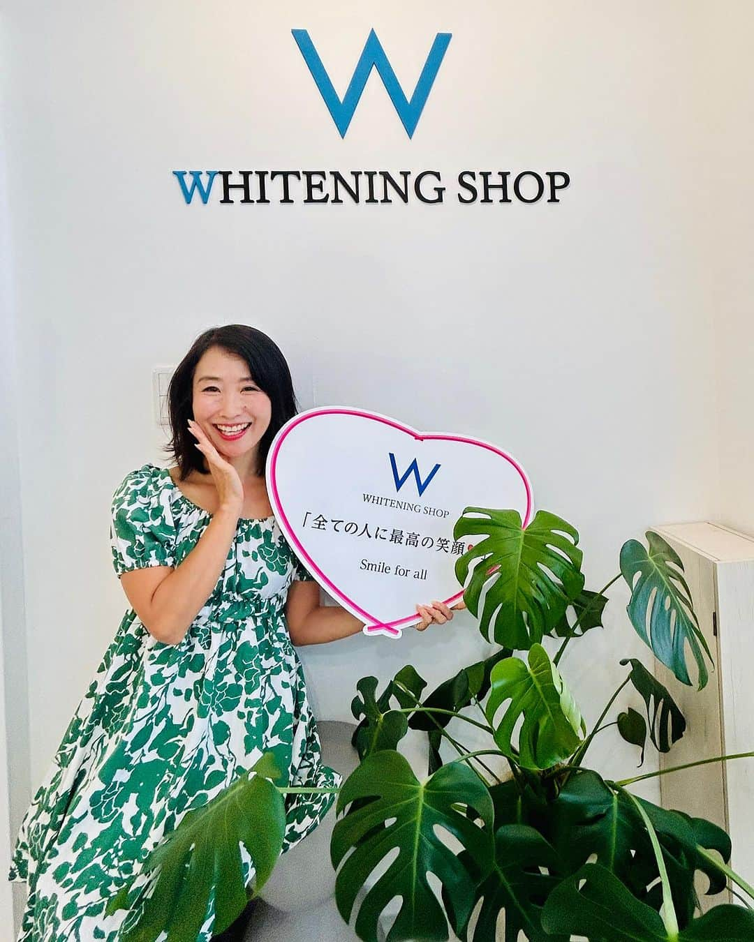 杉山明子さんのインスタグラム写真 - (杉山明子Instagram)「✨ホワイトニングで、笑顔全開✨😆  立川の「Whitening Shop 立川店」さん @whiteningshop.tachikawa でセルフホワイトニング初体験✨  "笑顔は、口を大きく開けて全力で笑う！" っていうのがモットーなので ホワイトニング、めちゃくちゃ気になってた！！  やっぱり、白い歯って爽やかだもん✨  こちらで、美人スタッフさんに 優しく教えていただきながら「セルフホワイトニング」🩷  ビフォーアフターの変化は、2-3トーンも上がってたの！  11/28の「ワンストーリーアワードセントラル大会」に向けて 『３週間通いたい放題コース』で集中してやろうと決意！💪  ウォーキングもスピーチももちろん猛練習だけど やっぱり「美活🩷✨』も大事！  　  ✨ワンストーリーアワードジャパン2023✨  11/28（火） ホテルオークラ東京ベイにて  いよいよ、セントラル大会です！  私、杉山明子は 50代部門の一部にてランウェイします✨  「一人一人が紡いでく人生を讃える祭典✨」  コンセプトが素晴らしいんです！！ 　 この日、私の全てを表現します🩷  　 ※観覧ご希望の方は、DMください。 詳細をお伝えいたします！  #ホワイトニング  #白い歯  #笑顔  #美活  #ビューティー  #ミセスコンテスト　#杉山明子　#onestoryaward  #美脚　#ポージング　#ウォーキング　#美脚ポージング　#杉山明子　#ワンストーリーアワード　#ワンストーリーアワードセントラル セントラル #ワンストーリーアワードセントラルファイナリスト」11月7日 21時51分 - akikopeanut