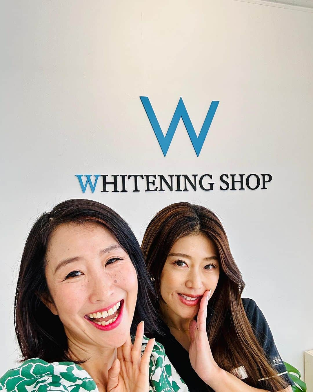 杉山明子さんのインスタグラム写真 - (杉山明子Instagram)「✨ホワイトニングで、笑顔全開✨😆  立川の「Whitening Shop 立川店」さん @whiteningshop.tachikawa でセルフホワイトニング初体験✨  "笑顔は、口を大きく開けて全力で笑う！" っていうのがモットーなので ホワイトニング、めちゃくちゃ気になってた！！  やっぱり、白い歯って爽やかだもん✨  こちらで、美人スタッフさんに 優しく教えていただきながら「セルフホワイトニング」🩷  ビフォーアフターの変化は、2-3トーンも上がってたの！  11/28の「ワンストーリーアワードセントラル大会」に向けて 『３週間通いたい放題コース』で集中してやろうと決意！💪  ウォーキングもスピーチももちろん猛練習だけど やっぱり「美活🩷✨』も大事！  　  ✨ワンストーリーアワードジャパン2023✨  11/28（火） ホテルオークラ東京ベイにて  いよいよ、セントラル大会です！  私、杉山明子は 50代部門の一部にてランウェイします✨  「一人一人が紡いでく人生を讃える祭典✨」  コンセプトが素晴らしいんです！！ 　 この日、私の全てを表現します🩷  　 ※観覧ご希望の方は、DMください。 詳細をお伝えいたします！  #ホワイトニング  #白い歯  #笑顔  #美活  #ビューティー  #ミセスコンテスト　#杉山明子　#onestoryaward  #美脚　#ポージング　#ウォーキング　#美脚ポージング　#杉山明子　#ワンストーリーアワード　#ワンストーリーアワードセントラル セントラル #ワンストーリーアワードセントラルファイナリスト」11月7日 21時51分 - akikopeanut