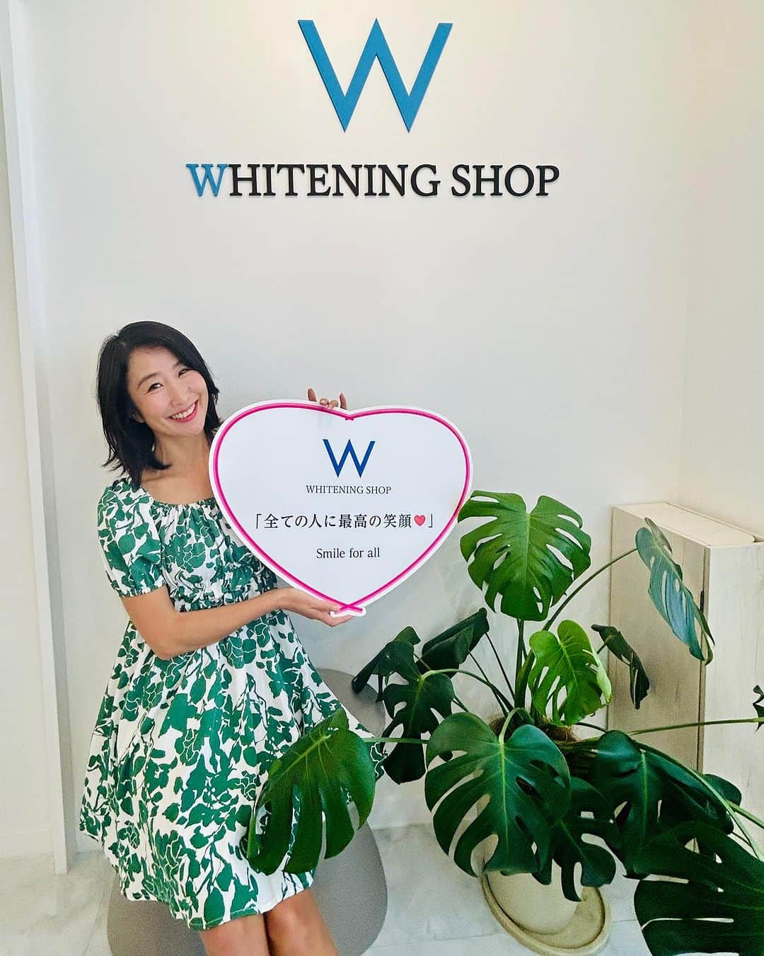 杉山明子さんのインスタグラム写真 - (杉山明子Instagram)「✨ホワイトニングで、笑顔全開✨😆  立川の「Whitening Shop 立川店」さん @whiteningshop.tachikawa でセルフホワイトニング初体験✨  "笑顔は、口を大きく開けて全力で笑う！" っていうのがモットーなので ホワイトニング、めちゃくちゃ気になってた！！  やっぱり、白い歯って爽やかだもん✨  こちらで、美人スタッフさんに 優しく教えていただきながら「セルフホワイトニング」🩷  ビフォーアフターの変化は、2-3トーンも上がってたの！  11/28の「ワンストーリーアワードセントラル大会」に向けて 『３週間通いたい放題コース』で集中してやろうと決意！💪  ウォーキングもスピーチももちろん猛練習だけど やっぱり「美活🩷✨』も大事！  　  ✨ワンストーリーアワードジャパン2023✨  11/28（火） ホテルオークラ東京ベイにて  いよいよ、セントラル大会です！  私、杉山明子は 50代部門の一部にてランウェイします✨  「一人一人が紡いでく人生を讃える祭典✨」  コンセプトが素晴らしいんです！！ 　 この日、私の全てを表現します🩷  　 ※観覧ご希望の方は、DMください。 詳細をお伝えいたします！  #ホワイトニング  #白い歯  #笑顔  #美活  #ビューティー  #ミセスコンテスト　#杉山明子　#onestoryaward  #美脚　#ポージング　#ウォーキング　#美脚ポージング　#杉山明子　#ワンストーリーアワード　#ワンストーリーアワードセントラル セントラル #ワンストーリーアワードセントラルファイナリスト」11月7日 21時51分 - akikopeanut