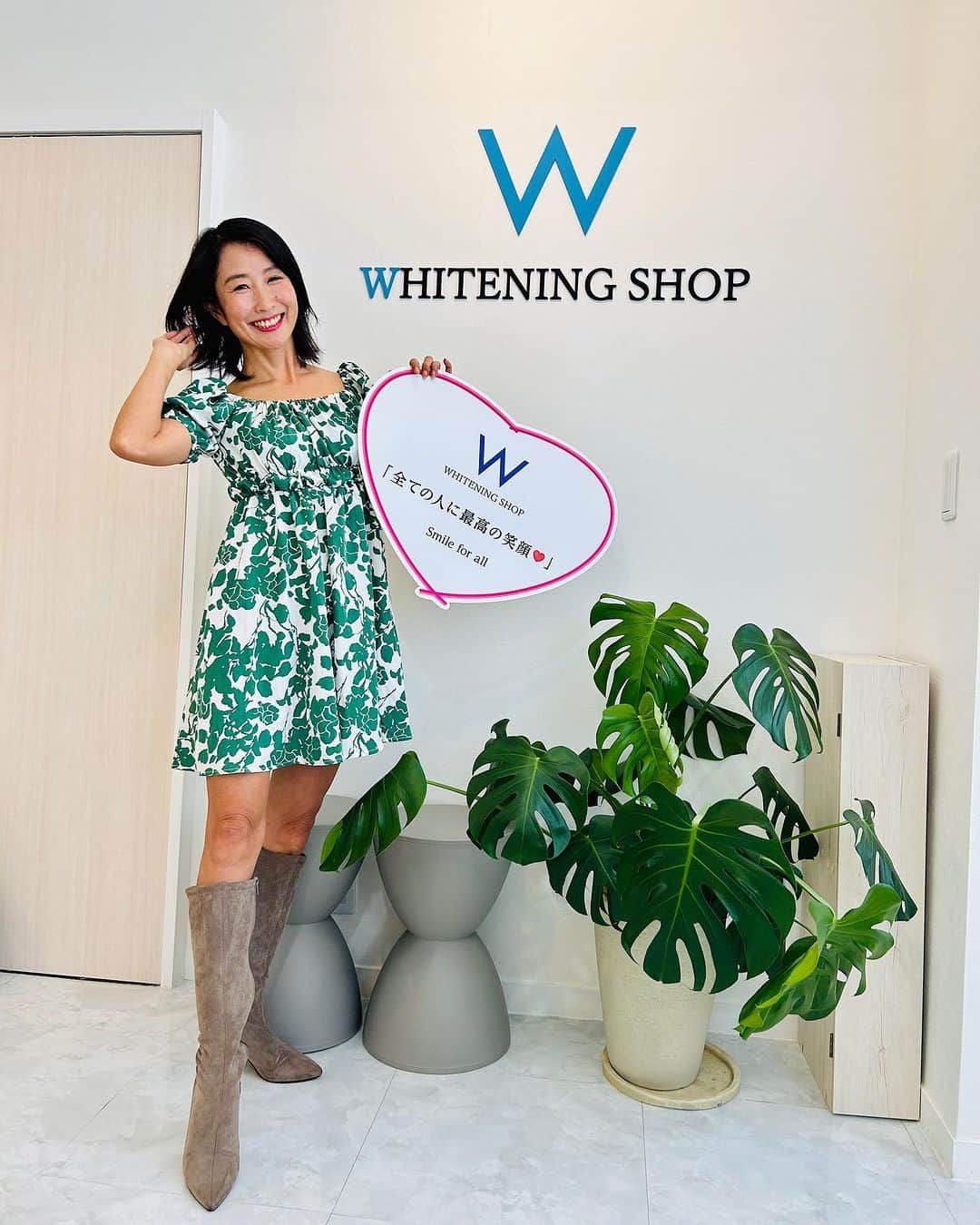 杉山明子のインスタグラム：「✨ホワイトニングで、笑顔全開✨😆  立川の「Whitening Shop 立川店」さん @whiteningshop.tachikawa でセルフホワイトニング初体験✨  "笑顔は、口を大きく開けて全力で笑う！" っていうのがモットーなので ホワイトニング、めちゃくちゃ気になってた！！  やっぱり、白い歯って爽やかだもん✨  こちらで、美人スタッフさんに 優しく教えていただきながら「セルフホワイトニング」🩷  ビフォーアフターの変化は、2-3トーンも上がってたの！  11/28の「ワンストーリーアワードセントラル大会」に向けて 『３週間通いたい放題コース』で集中してやろうと決意！💪  ウォーキングもスピーチももちろん猛練習だけど やっぱり「美活🩷✨』も大事！  　  ✨ワンストーリーアワードジャパン2023✨  11/28（火） ホテルオークラ東京ベイにて  いよいよ、セントラル大会です！  私、杉山明子は 50代部門の一部にてランウェイします✨  「一人一人が紡いでく人生を讃える祭典✨」  コンセプトが素晴らしいんです！！ 　 この日、私の全てを表現します🩷  　 ※観覧ご希望の方は、DMください。 詳細をお伝えいたします！  #ホワイトニング  #白い歯  #笑顔  #美活  #ビューティー  #ミセスコンテスト　#杉山明子　#onestoryaward  #美脚　#ポージング　#ウォーキング　#美脚ポージング　#杉山明子　#ワンストーリーアワード　#ワンストーリーアワードセントラル セントラル #ワンストーリーアワードセントラルファイナリスト」