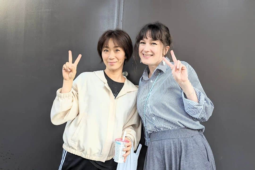 良田麻美さんのインスタグラム写真 - (良田麻美Instagram)「日々どんどんと本番が近づ居ております😳💦  稽古場写真などなど色んな場所でも宣伝されておるまつ😳💦  へぇ😮‍💨　　こわひ。  でも、ワクワクしてる自分もいる。  お稽古終りで皆でパシャリ📸  本当に一人として欠けてもならず、大切な大切なキャスト達✨  一丸となって💪演出家アレックスの世界観やお客様に見せたい景色  届けたい想いを  一生懸命表現したいと思います😊  そう言えば、ブログで写真を撮り忘れてたシオにゃん😽  若くしてこの妖艶さょ👄  末恐ろしい。 この先どれほどの男性が魅了されてしまうのか🫣  どうしたらこんなフェロモンが出るのか？千秋楽まで観察していこう🫣✨  明日も頑張るぞ〜〜〜〜  #舞台言の葉の庭 #新海誠監督作品 #舞台化  #品川ステラボール  #良田麻美」11月7日 21時52分 - asamiset