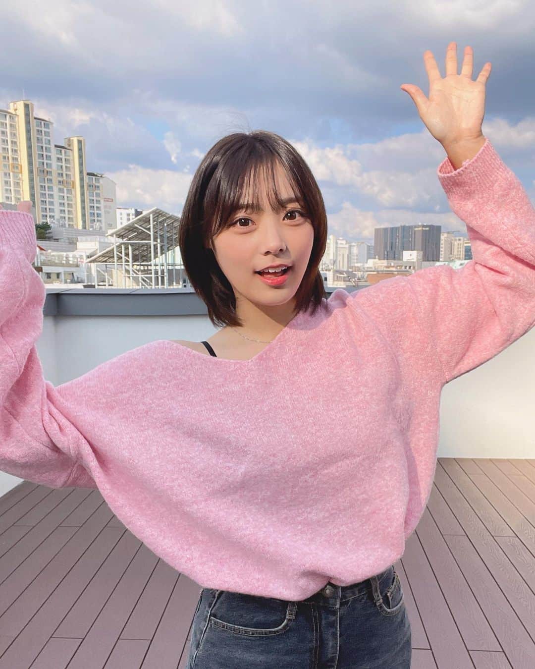 李始燕のインスタグラム：「파아아아아아란 하아아아아아늘☁️  #니트 따수워서 좋아요💕」