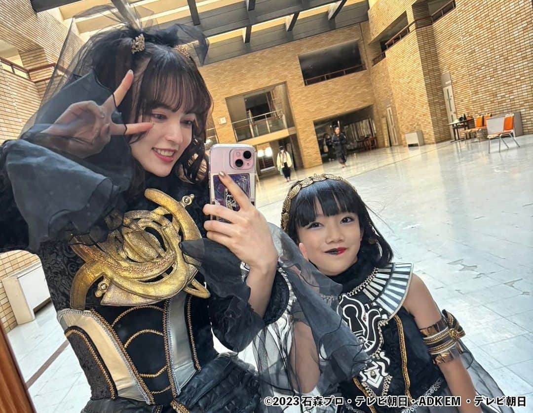 のインスタグラム：「きゃわいいきゃわいいアトロポスちゃんです🐈‍⬛  後ろにかのんちゃんちょこ〜っといますね、、、ちゃんと意図的に写しました☺️オフショット失礼します🥺🥺🥺🐜  は〜はやくみんなに会いたい☺️☺️☺️❤️  #仮面ライダー  #仮面ライダーガッチャード  #kamenrider  #ラケシス  #アトロポス  #クロトー  #冥国の三姉妹  #坂巻有紗」
