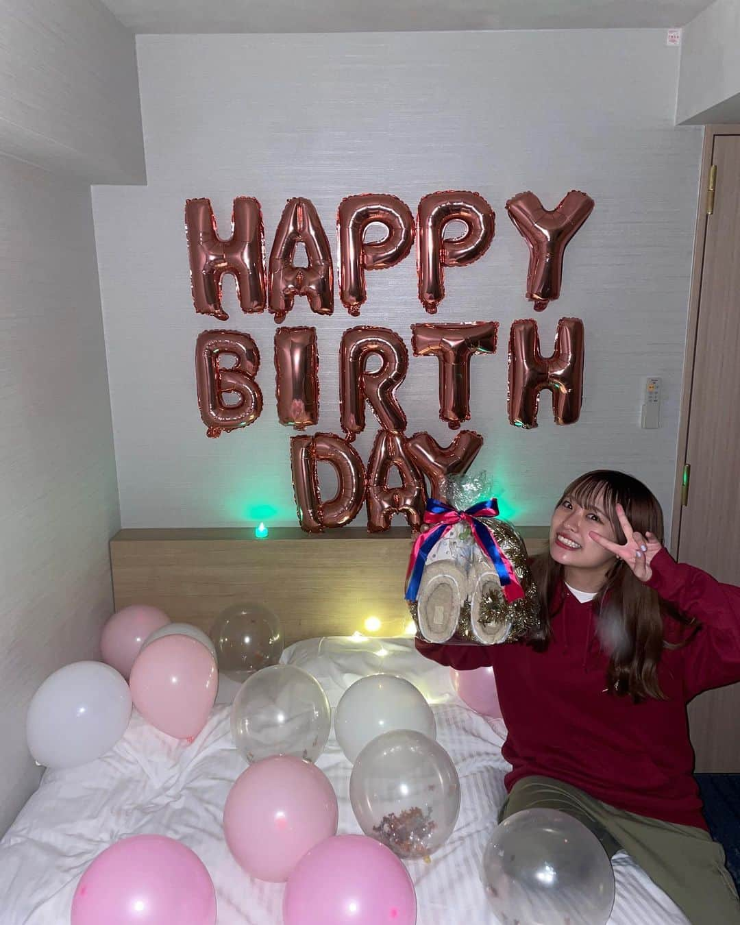 小田柚葉さんのインスタグラム写真 - (小田柚葉Instagram)「. 本日、11/7で19歳になりました😊🎂  たくさんのお祝いメッセージありがとうございましたっ！！ 全部大切に読ませて頂きました😌  19歳はまだ"大人っぽい"が許される年齢。 20歳に向けて"大人だね"って言ってもらえる回数の方が多くなっていく年にしていきたいなって思っていますっ！  ラストティーンの小田柚葉も今後ともよろしくお願いします🫶🏻‪💞‬  #Girls2 #小田柚葉 #誕生日 #1107 #19歳」11月7日 21時53分 - girls2_yuzu_official