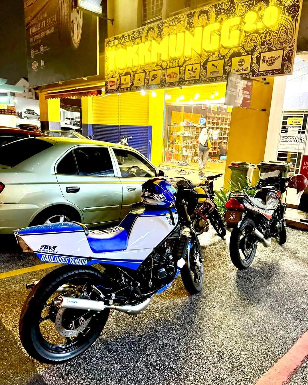 Koleksi Komik Malaysiaのインスタグラム：「Terima Kasih Abg @addygorrerro sudi singgah kedai Tokk sebelum balik JB, insyAllah ada rezeki jumpa lagi🇵🇸😊 #ypvs #rd250 #yamaha」