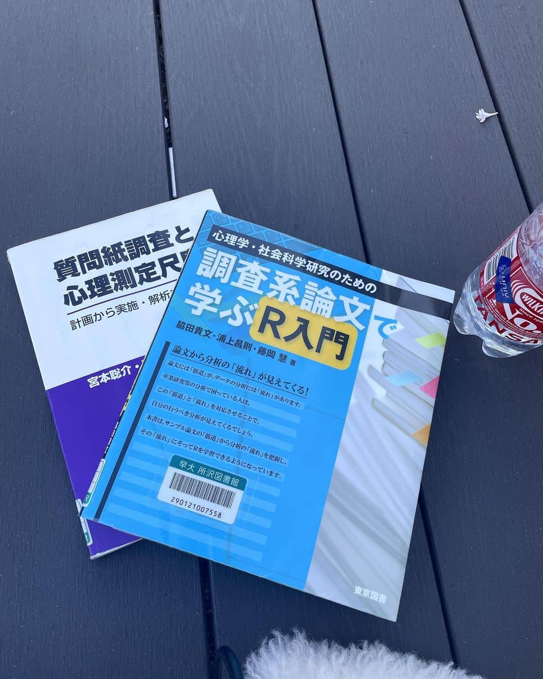 吉原珠央のインスタグラム：「今朝は雨で、午後は暑い1日となりました。  今日は、大学構内で、初めて行く教室に用事がありました。  迷いに迷って、学生たちに道を尋ねたところ、とても親切で、私って、道を聞くときの運に恵まれているなぁと実感✨  ただ、その運に気づく前に、地図を読んだり、位置情報を理解するスキルを磨くべきかもですが😅  さてさて、卒論ではデータ収集をしながら、解析の準備も同時進行する日々です。  参考書は、タイトルに「入門」と記載があると安心して手に取るのですが、書かれていることをさらに調べることもしばしばです。  それでも、とりあえず進めて、理解できることの中から考察したりと、試行錯誤を繰り返し中です！  自主学習はもちろんのことだと思うのですが、研究というのは、周りの方々のご協力あってこそなのだと痛感します。  本日も、実験にご協力してくださった学生の皆さんに感謝です。  #社会人学生 #卒論 #実験 #調査 #データ解析 #r #図書館 #学食 #空いてる時間に  #遅めのランチ #カレーライス  #豚汁 #豚汁が美味しくておかわりしたかった！ #今日の乗り換えは #スムーズでした！ #次の電車まで13分」