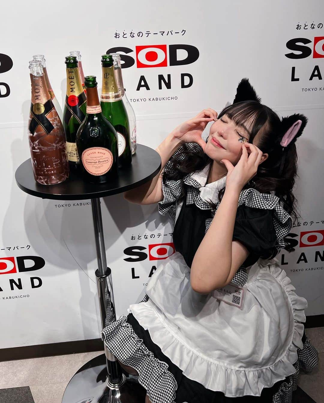 恋渕ももなさんのインスタグラム写真 - (恋渕ももなInstagram)「🎃🥂SODLANDプレミアム出勤🥂🎃  ~2023.10.31~ 🏢SODLAND3階  ♡  お礼遅くなって本当にすみません💦  会いに来てくれた皆様✨  楽しいハロウィンになりましたでしょうか‼️  ネコミミメイドさんでお出迎えしました🐈‍⬛🎀  過去一女の子が多く来てくれたり  香港・台湾・韓国・アメリカから来てくれたり  いつメンも初めましてさんもたくさん！  ほぼずっと満席ありがとうございました❣️  シャンパン7本も開けて頂きました😭🍾✨️  久しぶりにお酒飲んででろでろ  いつもより5割増くらいクソデカボイスでした。  もーーーー色々びっくり！！！  女の子がシャンパン開けてくれたりも多くて  はじめましてだけど駆けつけてくれたりとか  愛されて幸せだなって気持ちになったし  なんか国超えて仲良くなってる人たちもたりして笑  そういう所が恋渕のオタクの好きなところなんだよなぁ。。。  わたしハロウィン当日ってことでみんなに配るもの  たっくさん用意して行ったんですよ‼️‼️  正直余るとまで思ってたレベルで用意してたんです‼️  なのに全部なくなった上に足りなくなったりしちゃって🥺  もう本当に本当にありがとうございました🙇‍♀️💖  プロデューサーもきてくれてこの日空いた中で  いちばん高いシャンパン入れてくれました🍾  いわいだPいつもありがとうございます🥹💗  私はすごい楽しくてワイワイ盛りあがって  中学校レベルの英語で頑張ったり笑  会いに来てくれた皆様に感謝です！！  そして唯一の28.29.31ってイベント連勤ガール❣️  いつも本当にありがとうね🙏💖💖  女の子の新規さんで分からないことがあったら  この子に色々聞いてください笑  オタク同士で仲良くなってるの見ると  恋渕界隈あたたかいなって幸せになります。  もちろん1人で推し活頑張るぞ！も大歓迎！！  私のことを好きでいてくれる人が  幸せに推し活出来てたら私は幸せです！！  またこういう当別な日にプレミアム出勤あるときは  もっと私からの愛をこめたプレゼント用意します！  それでも足りなくなるくらいもっともっと  愛される存在になるので‼️絶対なるから‼️  応援よろしくお願いします💖💖💖  SODLANDのみなさまもご協力ありがとうございました。  また出勤させてくださーーーーい！！！  よろしくお願いします🥺💗  改めて‼️  10月31日ありがとうございました🎃💗💗💗  ♡  #恋渕ももな  #sodland #momonakoibuchi #ハロウィン  #シャンパン #ありがとう」11月7日 21時54分 - koibuchimomona