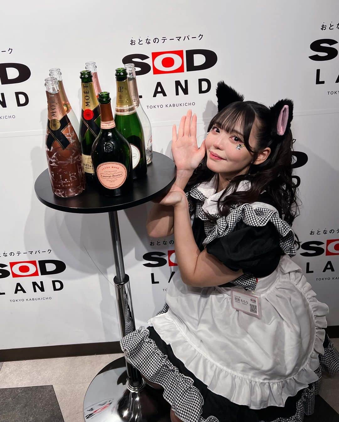 恋渕ももなさんのインスタグラム写真 - (恋渕ももなInstagram)「🎃🥂SODLANDプレミアム出勤🥂🎃  ~2023.10.31~ 🏢SODLAND3階  ♡  お礼遅くなって本当にすみません💦  会いに来てくれた皆様✨  楽しいハロウィンになりましたでしょうか‼️  ネコミミメイドさんでお出迎えしました🐈‍⬛🎀  過去一女の子が多く来てくれたり  香港・台湾・韓国・アメリカから来てくれたり  いつメンも初めましてさんもたくさん！  ほぼずっと満席ありがとうございました❣️  シャンパン7本も開けて頂きました😭🍾✨️  久しぶりにお酒飲んででろでろ  いつもより5割増くらいクソデカボイスでした。  もーーーー色々びっくり！！！  女の子がシャンパン開けてくれたりも多くて  はじめましてだけど駆けつけてくれたりとか  愛されて幸せだなって気持ちになったし  なんか国超えて仲良くなってる人たちもたりして笑  そういう所が恋渕のオタクの好きなところなんだよなぁ。。。  わたしハロウィン当日ってことでみんなに配るもの  たっくさん用意して行ったんですよ‼️‼️  正直余るとまで思ってたレベルで用意してたんです‼️  なのに全部なくなった上に足りなくなったりしちゃって🥺  もう本当に本当にありがとうございました🙇‍♀️💖  プロデューサーもきてくれてこの日空いた中で  いちばん高いシャンパン入れてくれました🍾  いわいだPいつもありがとうございます🥹💗  私はすごい楽しくてワイワイ盛りあがって  中学校レベルの英語で頑張ったり笑  会いに来てくれた皆様に感謝です！！  そして唯一の28.29.31ってイベント連勤ガール❣️  いつも本当にありがとうね🙏💖💖  女の子の新規さんで分からないことがあったら  この子に色々聞いてください笑  オタク同士で仲良くなってるの見ると  恋渕界隈あたたかいなって幸せになります。  もちろん1人で推し活頑張るぞ！も大歓迎！！  私のことを好きでいてくれる人が  幸せに推し活出来てたら私は幸せです！！  またこういう当別な日にプレミアム出勤あるときは  もっと私からの愛をこめたプレゼント用意します！  それでも足りなくなるくらいもっともっと  愛される存在になるので‼️絶対なるから‼️  応援よろしくお願いします💖💖💖  SODLANDのみなさまもご協力ありがとうございました。  また出勤させてくださーーーーい！！！  よろしくお願いします🥺💗  改めて‼️  10月31日ありがとうございました🎃💗💗💗  ♡  #恋渕ももな  #sodland #momonakoibuchi #ハロウィン  #シャンパン #ありがとう」11月7日 21時54分 - koibuchimomona