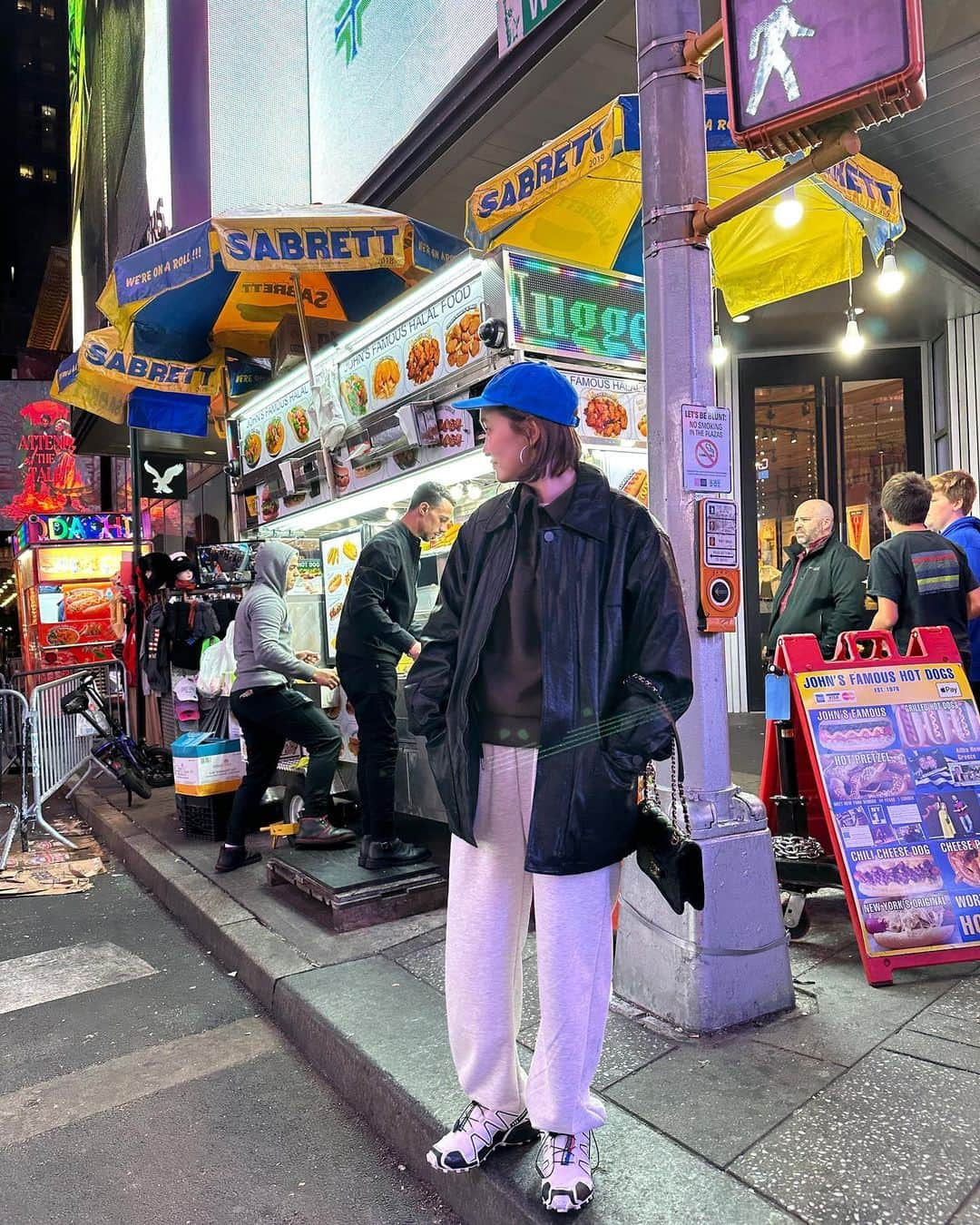 青木美緒のインスタグラム：「無事NYに到着🗽🗽✈️ 1日目はミーティングしてから夜はTimes Squareへ🌉 . 目に入る全てが刺激的で本当に楽しい☺️！ (そして皆んな気さく🥲🫶) mignon の新作の撮影も頑張る💪💪🗽 ちなみに、洋服は全部新作🥹このジャケット軽くて暖かくて特にお気に入り💓(NY想像以上に寒いからピッタリ🤧 . そして人生で初めて 時差ボケになりました🇺🇸🥹  #nugu #newyork #nugu_ny」