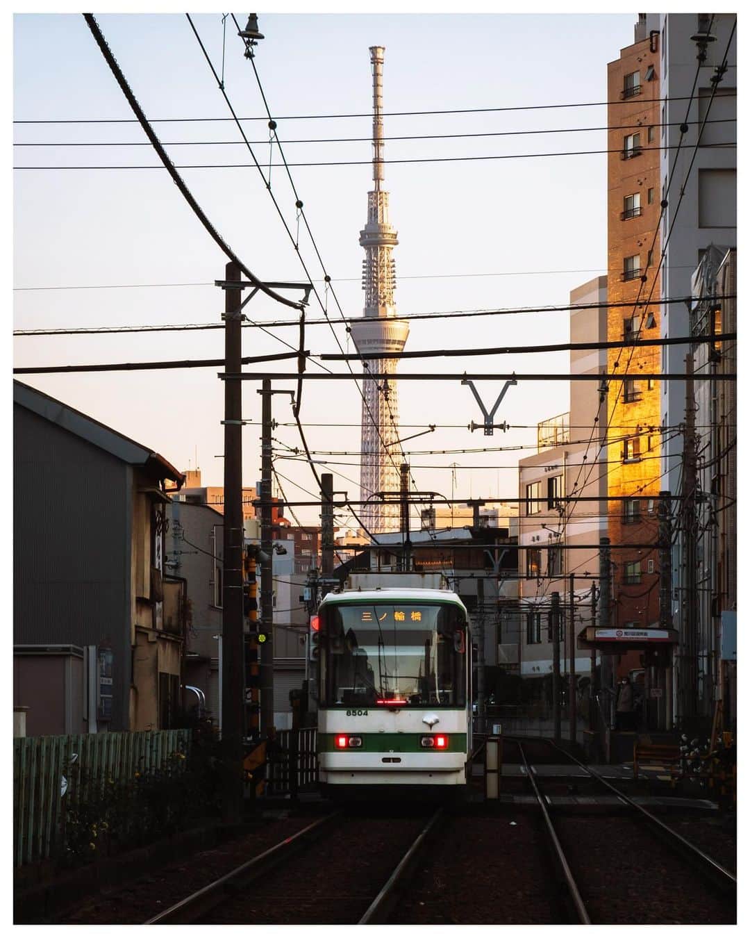 のインスタグラム：「Tokyo 🚃 January 2021  📕My photo book - worldwide shipping daily - 🖥 Lightroom presets ▶▶Link in bio  #USETSU #USETSUpresets #TakashiYasui #SPiCollective #filmic_streets #ASPfeatures #photocinematica #STREETGRAMMERS #street_storytelling #bcncollective #ifyouleave #sublimestreet #streetfinder #timeless_streets #MadeWithLightroom #worldviewmag #hellofrom #reco_ig」