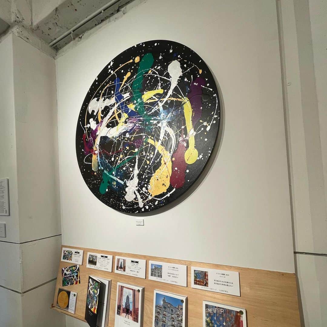 小林拓一郎さんのインスタグラム写真 - (小林拓一郎Instagram)「今日はとってもアートに触れた1日でした  朝、『QOL COFFEE』で開催中の１２歳の抽象画家、山本太陽くんの展示を鑑賞して  ブリタイでは、アール・ブリュットの世界とデザインと企業とを繋ぐ『竹田印刷』の安井和男さんにお話を伺い  番組後にニノくんと一緒に、覚王山の『tane』さんで開催中の「さふらん生活園」のギャラリーへ  そして、虎のタフティングに心揺らぐ  またステキな出逢いがあり、年明け、ファーマシーで新たな展示を・・  お楽しみに❕」11月7日 21時54分 - kobataku33