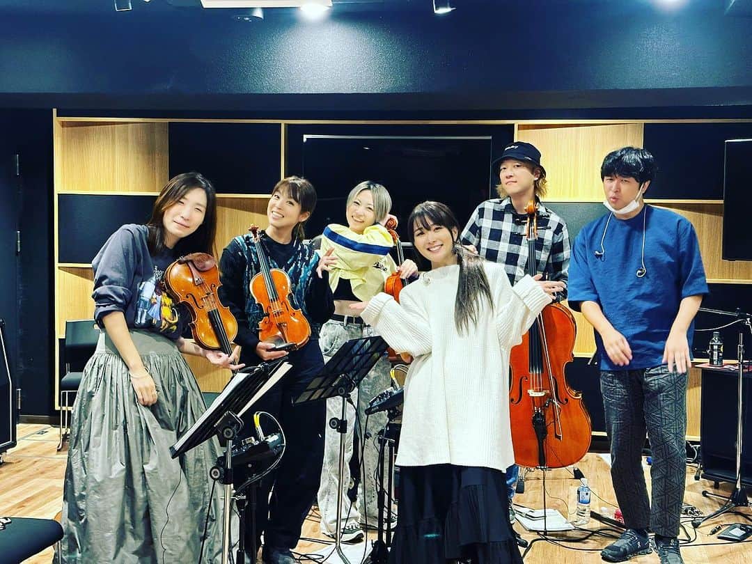 森恵のインスタグラム：「今年のメンバー！ 彩さんは私のコンサートに初参加。 素晴らしいグルーヴ！ 新しいアレンジ曲もとってもいい仕上がり✨ お楽しみに！！  1st violin 伊藤彩 2nd violin 沖増菜摘 viola 田中詩織 cello 伊藤ハルトシ pf 大坂孝之介 vo 森恵  ◤#森恵◢ MEGUMI MORI Concert at SHINAGAWA GLORIA-CHAPEL ━ SINGING VOICE 2023 ━  📅11/10 (金) 開場17:45 開演 18:30  ⛪キリスト品川教会 グローリア・チャペル  《一般発売チケット》 　9/16 土 12:00～ megumimori.com/voice-2023」