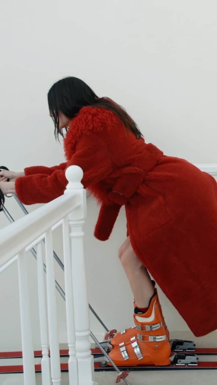 ジャックムスのインスタグラム：「Don’t try this at home :)  “GUIRLANDE” with @kendalljenner The holiday collection out now! JACQUEMUS.com」