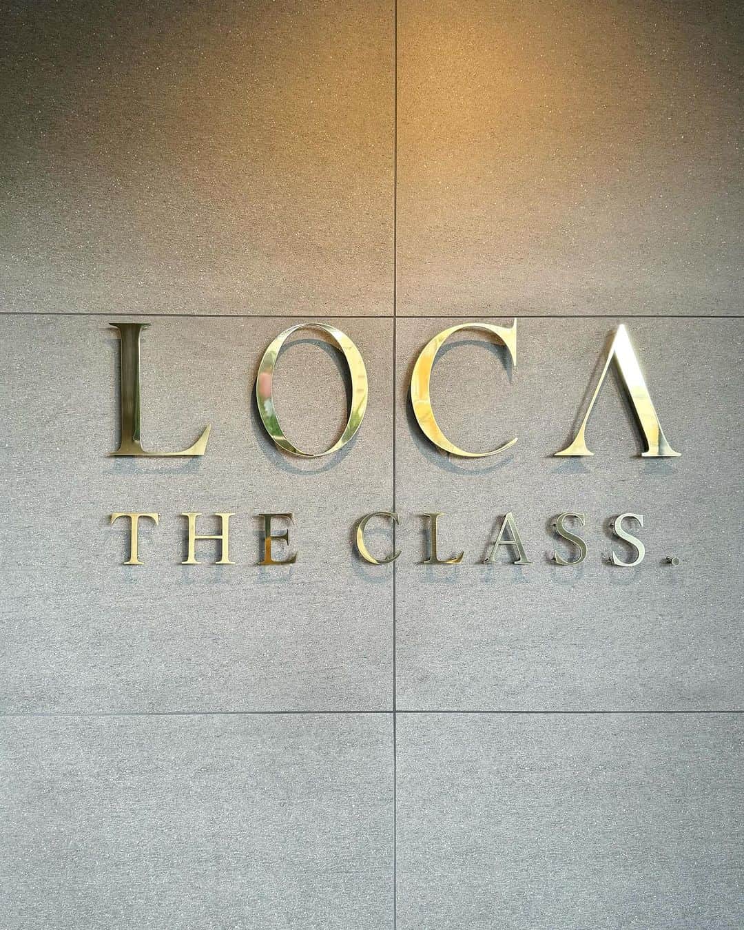 松田唯花のインスタグラム：「大好きなサウナ『LOCA』。 10月に麻布十番にオープンした別館に行ってきました〜✨  なんだかんだサウナは1か月に最低1回は行っています🧖‍♀️ 色々なサウナに行ったけどLOCAが本当に大好き。（2回目）  LOCAの好きなところ。 ・低温（60〜65度くらい。熱すぎなくて良い！） ・アメニティが充実してる（エステプロラボのサプリやお水、N.のシャントリがあったりする） ・整いスペースがベッドタイプ（横になれるの良い。椅子タイプのところは整いにくい…私的に） ・綺麗（綺麗なのは当たり前だけど、暖炉や観葉植物が置いてあったり装飾がいちいちお洒落) ・開放的（スペースが広い。圧迫感がなくてリラックスできる）  LOCAに行った後はずーっと足先までポカポカしてて、その日の夜は必ずぐっすり眠れるの😴💕 昨日〜今朝にかけて9時間も寝てしまいました。笑  身体は温まるし睡眠の質は良くなるし、サウナって良い☺️  私は酵素風呂かサウナで頻繁にぽかぽか美容をしてます✨  裏アカ⇒ @yuika_matsuda_yuicos  鍵付き🔑この本アカウントをフォローいただいている女性のみ許可しています🙏 ----------------- 【サロンで診断、レッスンしています💄】 今まで男女あわせて1000人以上のお客様のキレイをサポートしてきました✨  ・メイクレッスン  ・16タイプパーソナルカラー診断 ・骨格診断 ・顔タイプ診断 ・小顔矯正 ・ハリウッドブロウリフト  たくさんのご予約ありがとうございます🙇🏻‍♀️ 11月のご予約枠はあと少し✨ 12月のご予約も承っております🤲  サロンの場所は外苑前です。  ご予約やお問い合わせは公式LINEまでお気軽に✉️ 1〜2日でお返事いたします。 ⇒@yuicos1231 (@も必須でID検索してください🌼)  -----------------  @the.class_sauna  #loca #sauna #サウナ #サウナ女子 #サウナイキタイ」