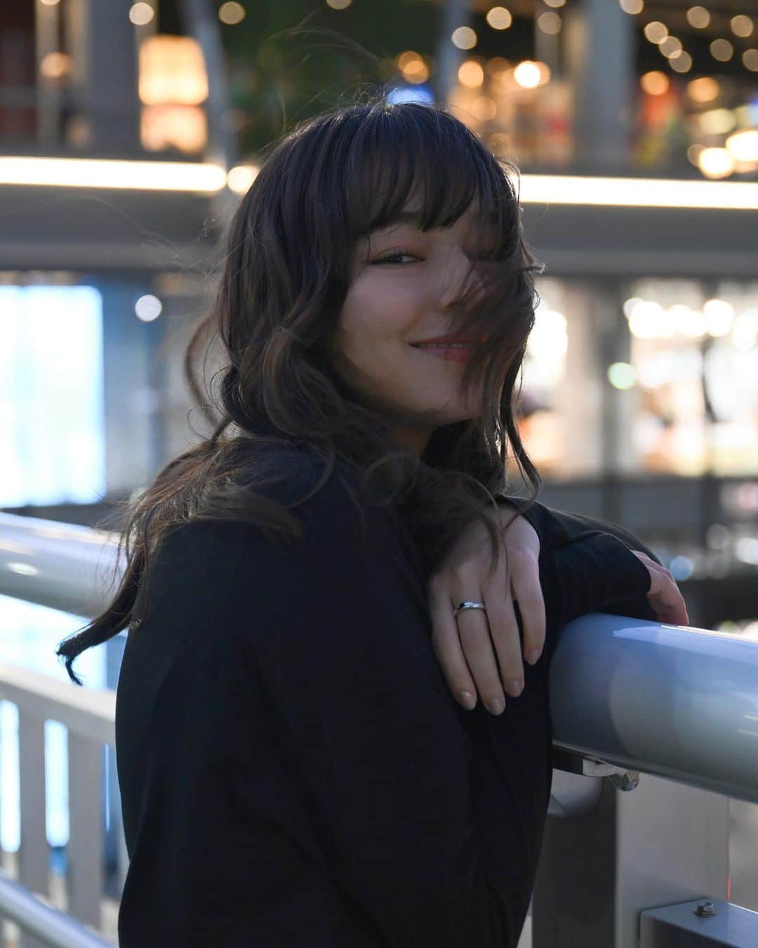 世良マリカさんのインスタグラム写真 - (世良マリカInstagram)「10月も終わってしまったね.  今日はイヤホンを忘れちゃったから 考え事が止まらないな🫶」11月7日 21時55分 - seramali_jsmn