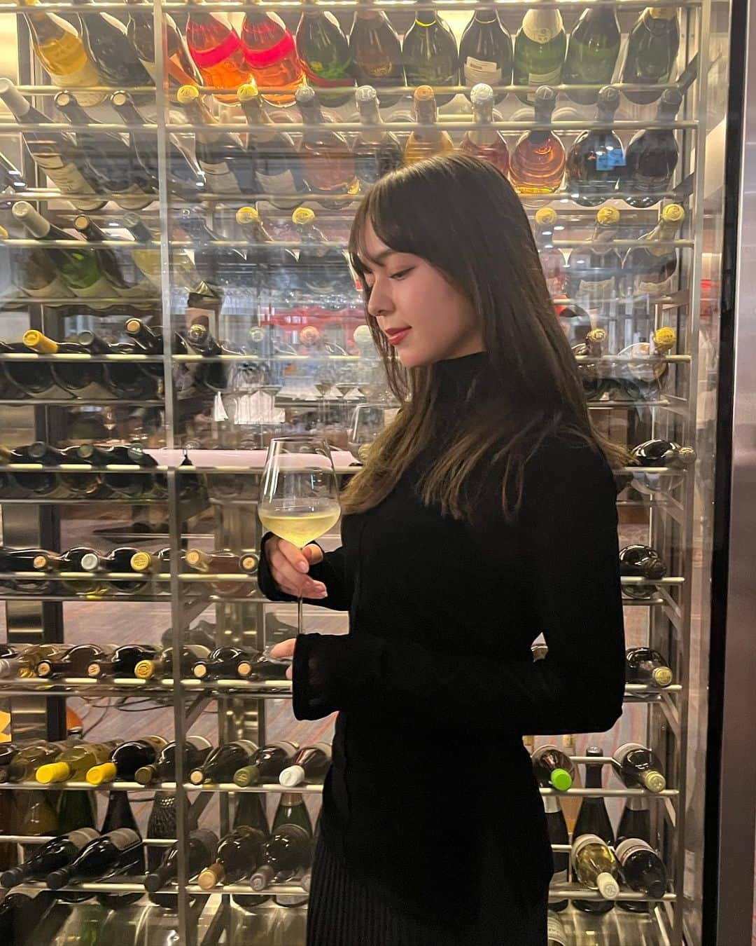 世良マリカさんのインスタグラム写真 - (世良マリカInstagram)「10月も終わってしまったね.  今日はイヤホンを忘れちゃったから 考え事が止まらないな🫶」11月7日 21時55分 - seramali_jsmn