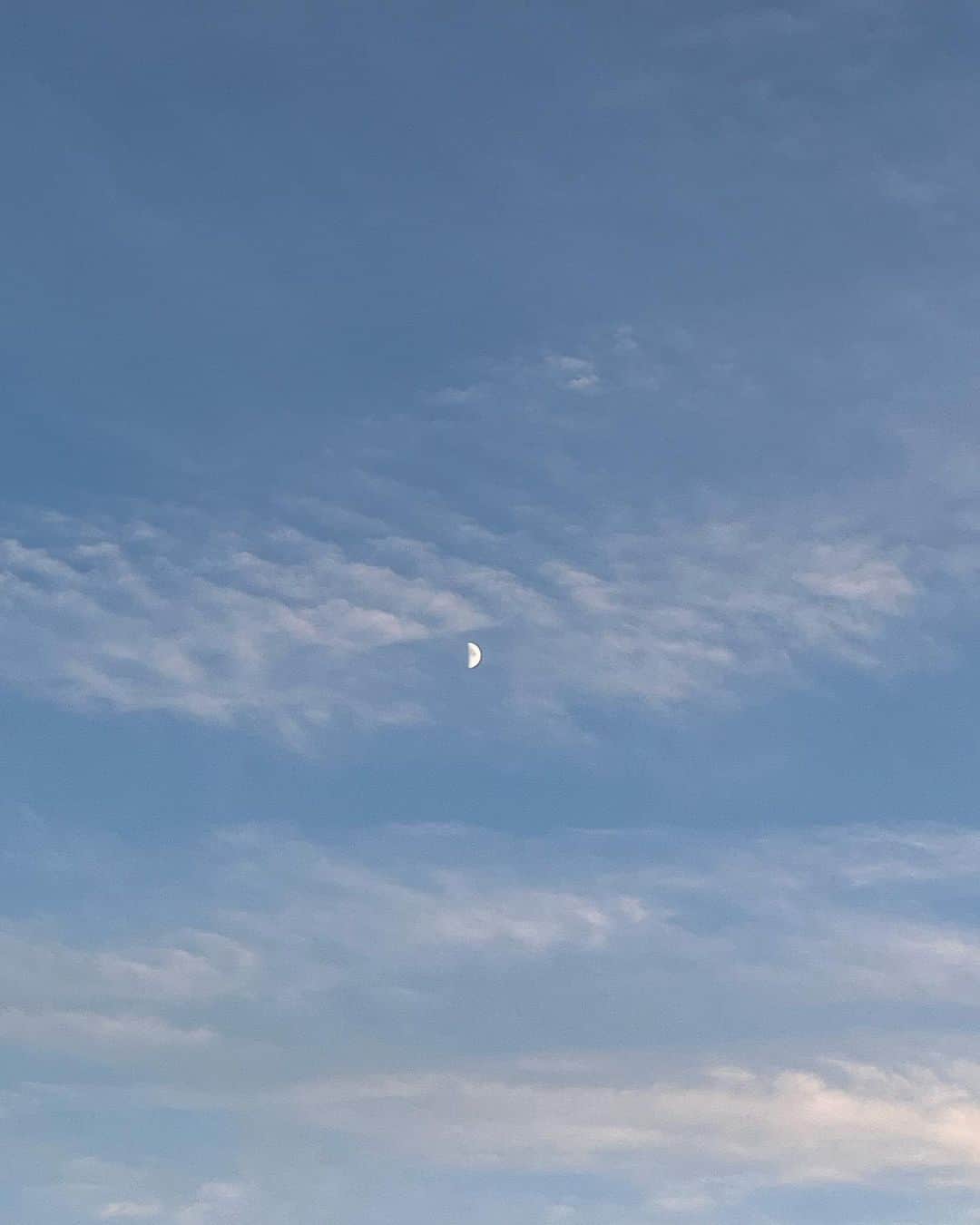 世良マリカさんのインスタグラム写真 - (世良マリカInstagram)「10月も終わってしまったね.  今日はイヤホンを忘れちゃったから 考え事が止まらないな🫶」11月7日 21時55分 - seramali_jsmn