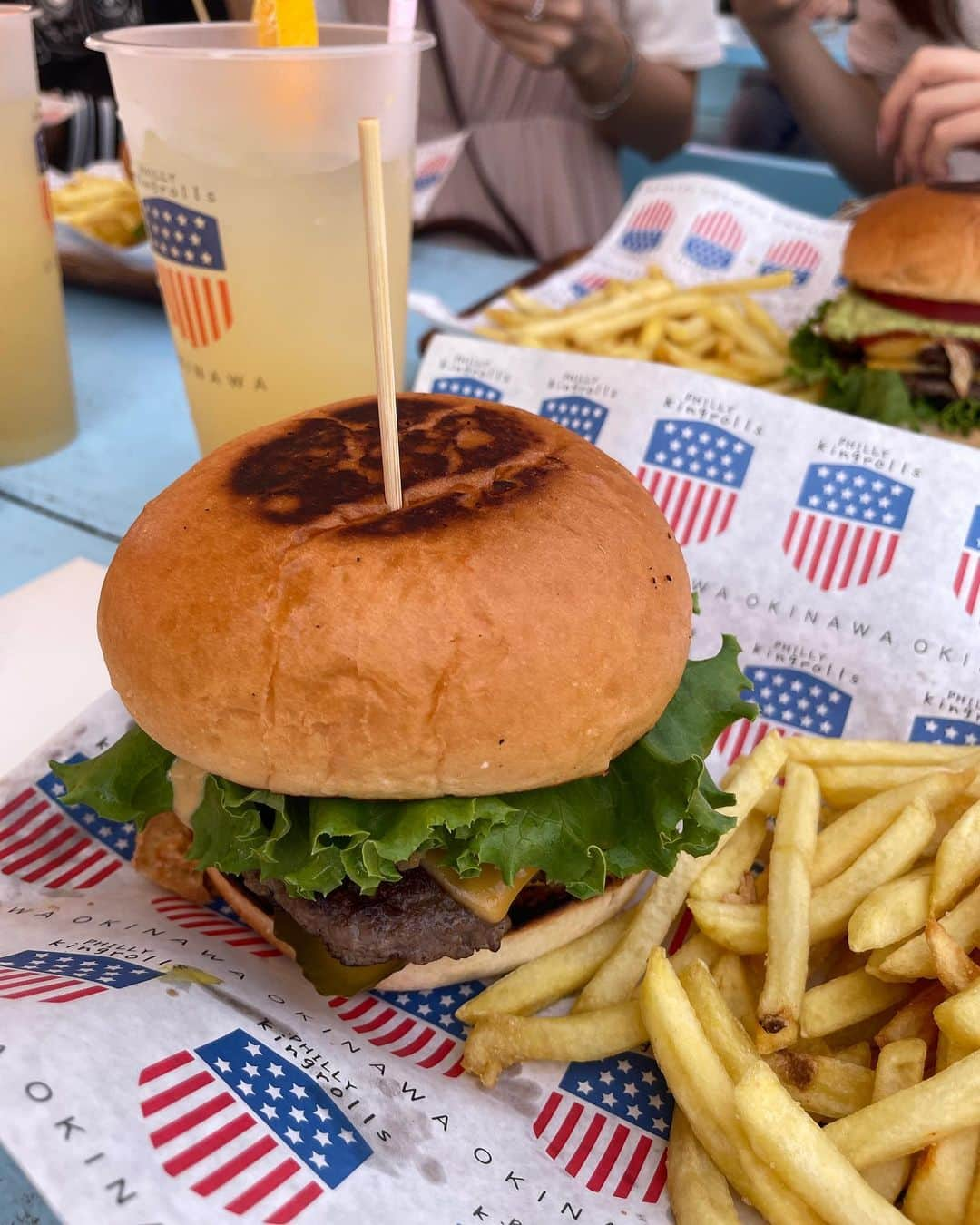 夏川愛実さんのインスタグラム写真 - (夏川愛実Instagram)「⁡ ⁡ ウミカジテラスで食べたバーガー🍔  最近気づいたんだけど わたし食べるのめっちゃ早い ⁡ ⁡ #沖縄#沖縄旅行#ウミカジテラス#沖縄観光 #那覇市カフェ#那覇カフェ#那覇 #ボブ#ロブ#ショートヘア#ヘアカラー#暗髪カラー #ヘアアレンジ#秋コーデ#淡色女子#淡色コーデ #148cm#f4f#いいね返し#l4l#フォロバ ⁡ ⁡ ⁡」11月7日 21時57分 - ami_natsukawa