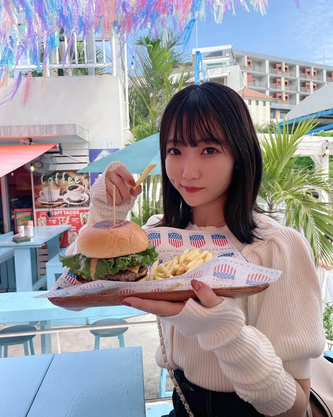 夏川愛実さんのインスタグラム写真 - (夏川愛実Instagram)「⁡ ⁡ ウミカジテラスで食べたバーガー🍔  最近気づいたんだけど わたし食べるのめっちゃ早い ⁡ ⁡ #沖縄#沖縄旅行#ウミカジテラス#沖縄観光 #那覇市カフェ#那覇カフェ#那覇 #ボブ#ロブ#ショートヘア#ヘアカラー#暗髪カラー #ヘアアレンジ#秋コーデ#淡色女子#淡色コーデ #148cm#f4f#いいね返し#l4l#フォロバ ⁡ ⁡ ⁡」11月7日 21時57分 - ami_natsukawa