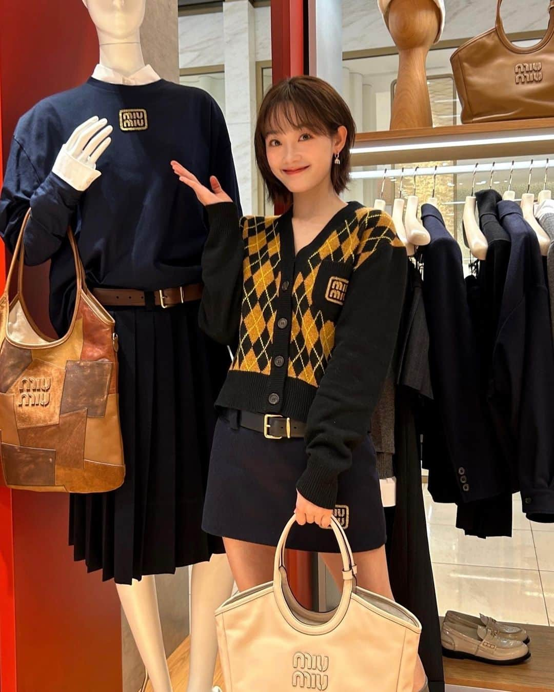 イ・ユミさんのインスタグラム写真 - (イ・ユミInstagram)「@miumiu  미우아이비팝업스토어 오픈! 26일전에 얼른 출발!!!! 팝업 에서만 만날수 있는!!! 소장욕구 가득한 아이템들이 기다려요~🩷 #MiuMiu #MiuIvy #미우미우 #광고」11月7日 21時57分 - leeyoum262