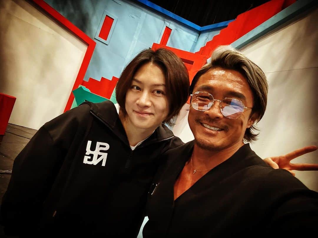 秋山成勲のインスタグラム：「고마워요　희철‼️‼️  @sung1975_official  @kimheenim  #スーパージュニア」