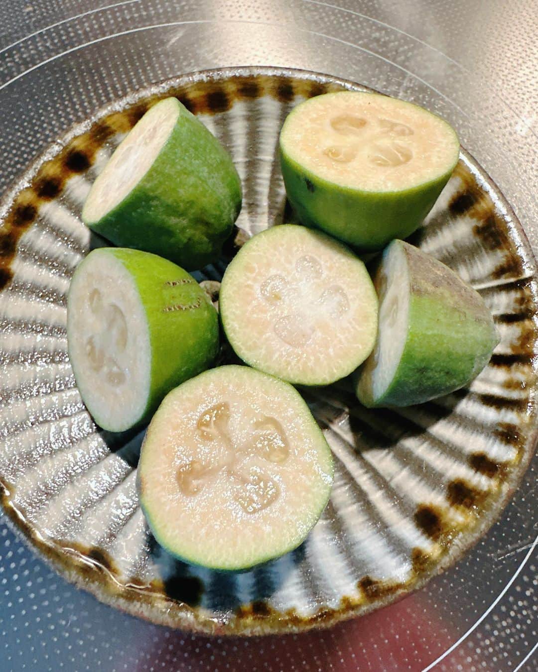 生天目仁美 のインスタグラム：「本日も スーパーJチャンネルを 見てくれた皆様 ありがとうございました。  大谷選手、 移籍するのか？ 残留するのか？ 気になるねぇ〜🤔  今日の写真は  この前農産物直売所で買った フェイジョア。 初めて見たから買ってみたんだよねぇ… ビタミンCやカリウム、 食物繊維が豊富みたいです。  常温で置いておいて 柔らかくなってきたら 食べごろらしい。  そんな訳で食べてみたのですが… 甘酸っぱくて 美味しかった！  まだあるので 少しずつ食べようと思います。  #スーパーjチャンネル」