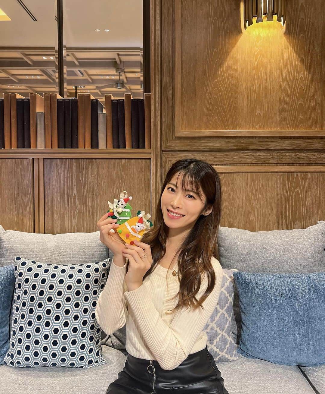 畑中香澄のインスタグラム：「🧸🧸  昔大好きでたくさん集めてたシルバニアファミリーが進化してる、！！  ハンドメイドして自分だけのオンリーワンアイテムが作れちゃうの！！  かわいすぎるううう🥹🤍🤍  手に持ってるのはクリスマスポケットで、 この時期限定のオリジナルキット🎄✨  👶が動物とかぬいぐるみ大好きだから喜んでる🫶  全国の"クラフトハートトーカイ"でハンドメイドワークショップを実施してて、HPに各店舗のワークショップ日程が載ってます✨  @morino.syugeiyasan にも詳しく書いてあるよ💫  子どもから大人まで楽しめるしおすすめ☺️ . . . #PR #トーカイワークショップ #トーカイ #森の手芸屋さん #シルバニアファミリー #シルバニアファミリー手作り #ワーママコーデ #sheinコーデ #女の子ママ #ママコーデ」