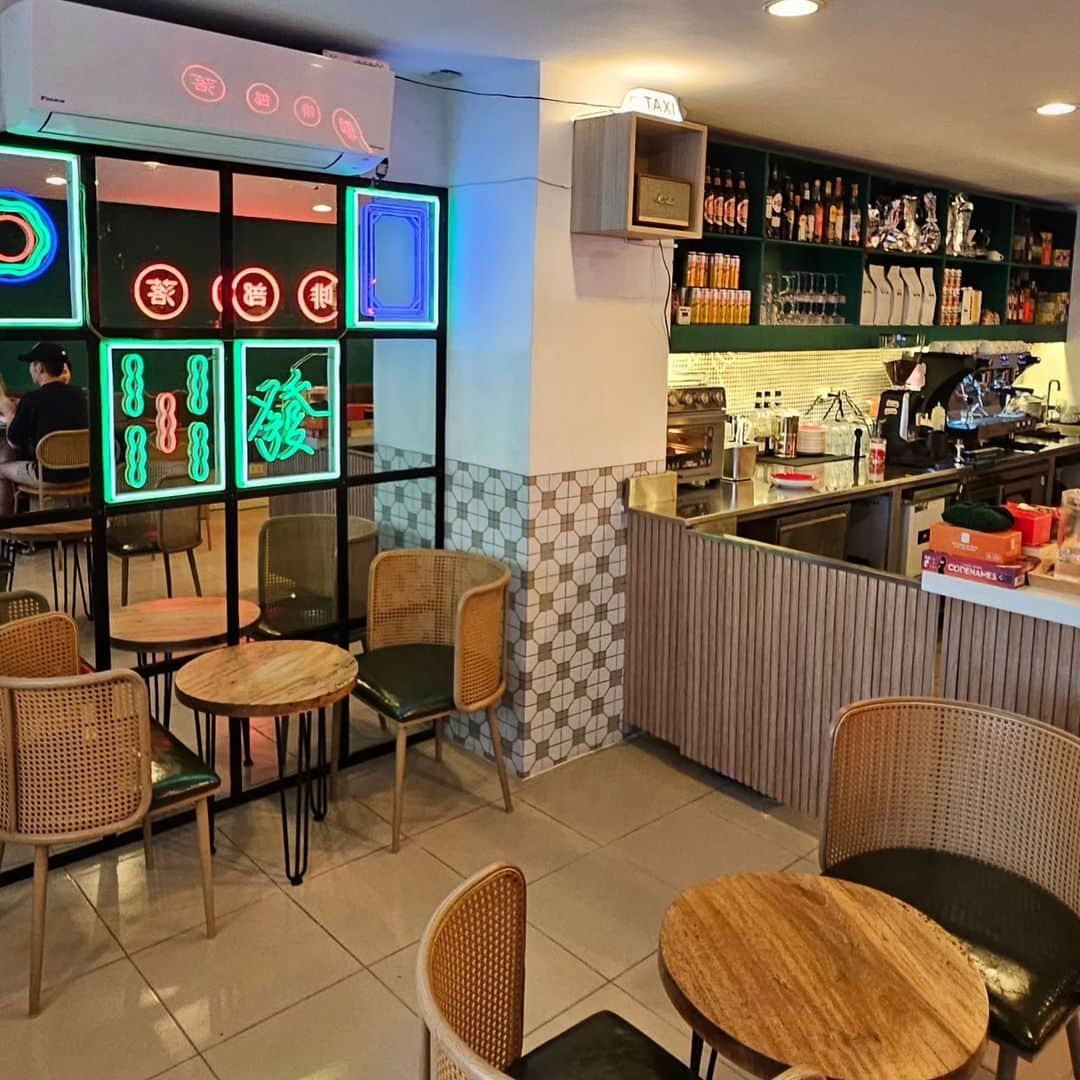 安藤ミレイさんのインスタグラム写真 - (安藤ミレイInstagram)「New Hong Kong style cafe in Poblacion!  📍 @bolo.coffeeclub   週末行ったポブラシオンの香港風カフェ✨️  #珈琲部落 #カフェ巡り #フィリピンカフェ #フィリピン生活 #マニラ生活 #マニライフ #マカティ #cafehoppingph #cafehopping #cafe #makati #poblacion」11月7日 22時07分 - mirei_ando