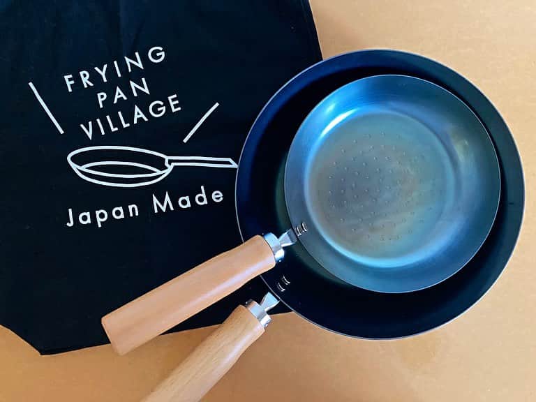 土井コマキのインスタグラム：「体リセットデイ＝ご飯を作って食べる。#日本工芸産地博覧会 でゲットした @fujita_kinzoku の鉄のフライパンで癒しのサウンド。  WSで作った @kamoshika_douguten のお皿。 @renew_fukui で買った @shitsurindo のお椀。  #oisix のミールキットまじ助かる。」