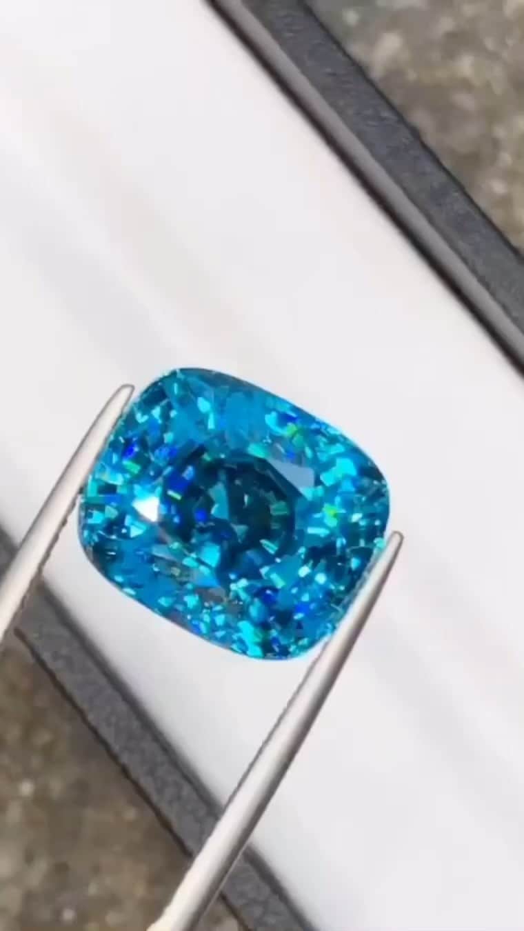パット・マグラスのインスタグラム：「DIAMOND DIVINITY 💎💎💎 #rg @universal_gems_mineral 💎💎💎 #patmcgrathlabs #inspiration」