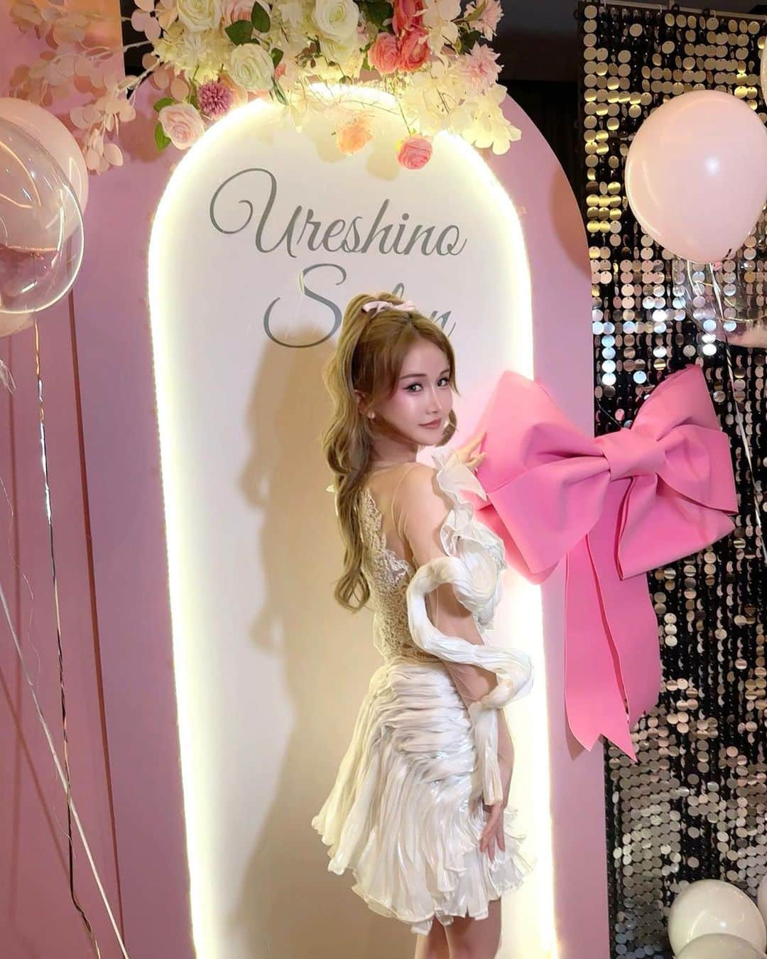 嬉野ゆみさんのインスタグラム写真 - (嬉野ゆみInstagram)「Girl's night in Malaysia Day1🇲🇾🤍🎀  うれしのサロン @ureshino_salon オフ会1日目のドレスコードは白orシルバー🤍  klccど真ん中、東京タワーよりも高い65階の屋上で行われました。  スタッフの皆んながこの日のために沢山準備をしてくれました。本当にありがとう😭🩷そして司会を務めて下さったきよみ @selfgelnails さん、カメラマンのサポートして下さったいっせいさん @isseyethan0801 さん本当にありがとうございました🙇‍♀️✨  参加してくださったメンバーの皆さんは、本当に素敵な方ばかりでした。  芯があって綺麗で✨☺️気遣いがすごくて、品があって、プリンセスみたいでした❤︎  そして、何より、行動力がすごいと感じました。  世の中には、文句を言って行動しない人と 文句を言わずに行動する人がいますが、  今回マレーシアに来て頂いたサロンのメンバーは、まさに後者です。  行動しながら、どうやったら達成できるかを常に考えているので、見た目はふんわり可愛いながらとてもアグレッシブな方が多かったです🥰💗ギャップ🩷  そんな彼女達の姿勢に私自身とても刺激を受けました。 　 今回マレーシアにきて、自分のやりたいことが、新しく見つかった方もいらっしゃいました。  やはり、行動することって大事ですね☺️  私はもっと日本の若い女性達に、社会には色々な選択肢があり活躍できる可能性があることを知ってもらいたい、  海外にも目を向けてほしいと思っています。  なので、これからも私はsnsで発信を続けていきます。  続く...☺️」11月7日 22時00分 - ureshino_chan