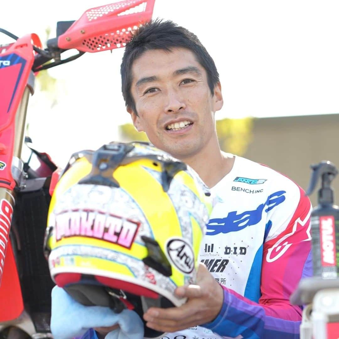 MOTUL Japanのインスタグラム：「【Motul My Helmet JMX IA1 小方 誠選手】 . ライダーやドライバーそれぞれのオリジナルデザインのヘルメット。 デザインにもこだわりやストーリーが詰まっています。 . 今回は全日本モトクロス選手権 IA1クラスにTEAM HAMMERから参戦の小方 誠選手（ @mkt.ogata ）に自身のヘルメットをアピールしてもらいました。 . ヘルメットをクリーニングする際に使っているのはMotul MC CareシリーズのHelmet ＆ Visor Clean!!! 汚れを素早く落とし、拭きすじも残りにくいこの製品、皆さんもぜひ使ってみてください。 . 選手たちもこの製品を使っています。 . @motul  #Motul #MOTULJapan  #PoweredByMotul  #Honda  #CRF450R  #TEAMHAMMER  #小方誠 選手 #MotulMyHelmet  #JMX  #JMXIA1  #IA1  #全日本モトクロス選手権　 #全日本モトクロス」