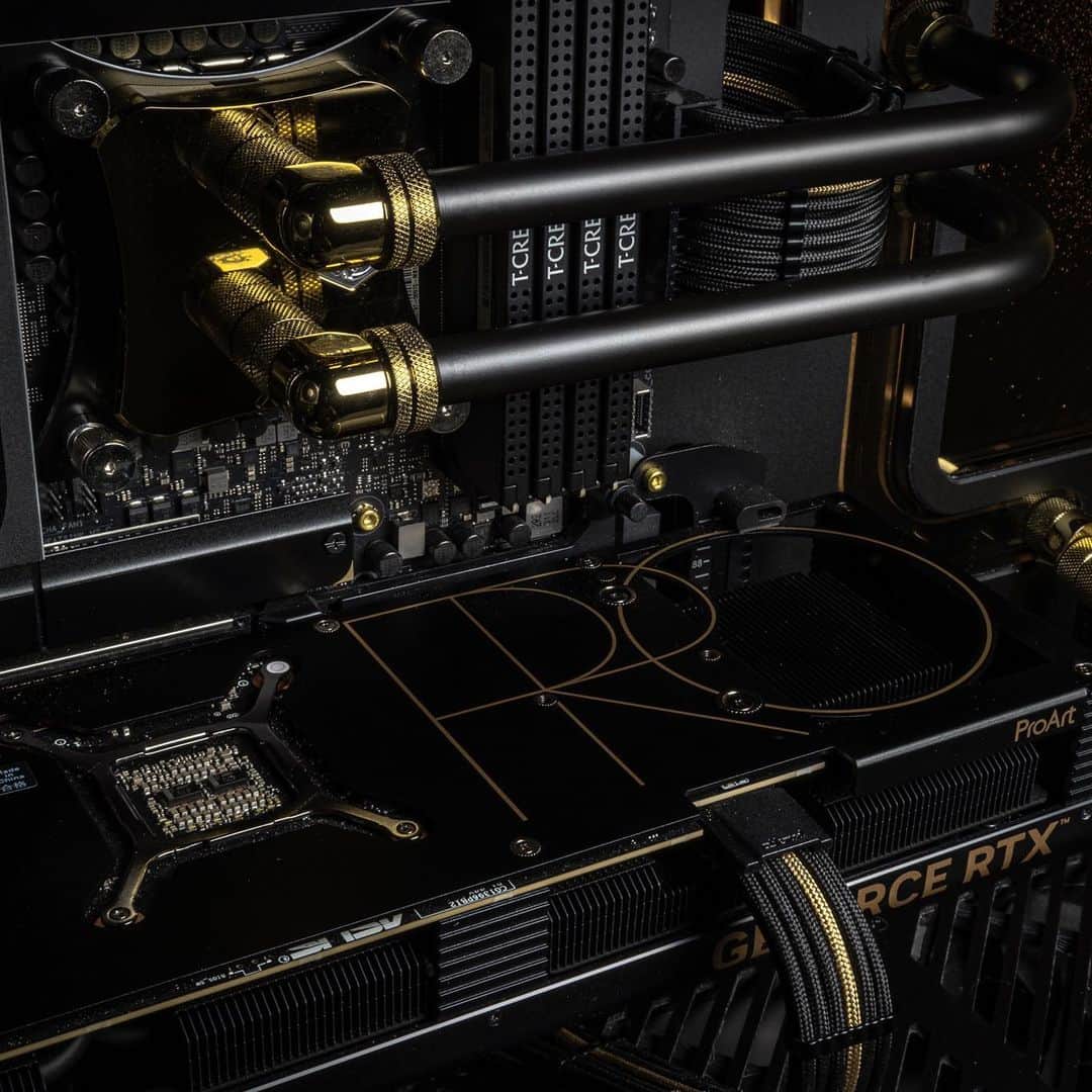 ASUSさんのインスタグラム写真 - (ASUSInstagram)「💛Inspired by the #ProArt Z790-Creator WiFi, the alluring black case adorned with touches of gold delivers unparallelled beauty.  What's more, expect exceptional performance powered by the ProArt RTX4080.🎨🚀    Bring your visions alive with this build by @upsnef.✨ #ASUS @ProArt #pcbuild」11月7日 22時01分 - asus