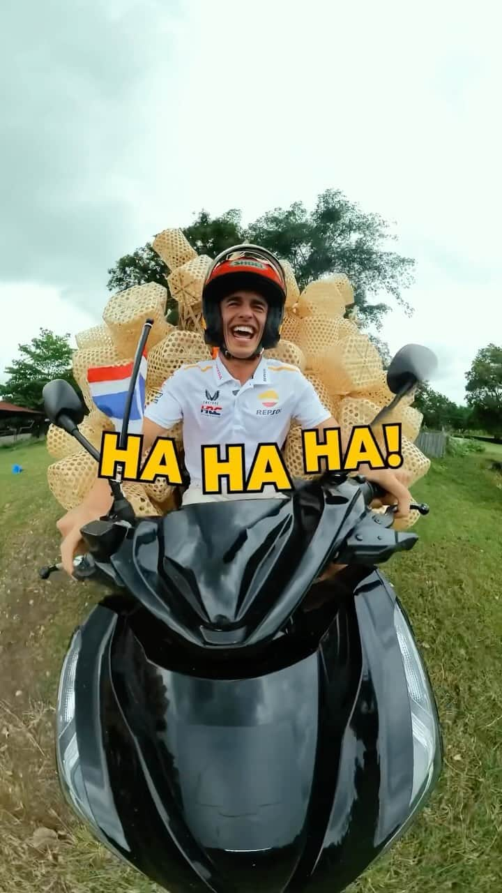 マルク・マルケスのインスタグラム：「Warning: watching this video might cause severe laughter! 😄😂🤣  🎵: @marcmarquez93  .  คำเตือน❗️ : ถ้าดูคลิปนี้เสร็จเพื่อนๆ อาจจะหยุดขำไม่ได้ 😄😂🤣  #redbull #redbullth #givesyouwiiings #marcmarquez #laugh #thailand」