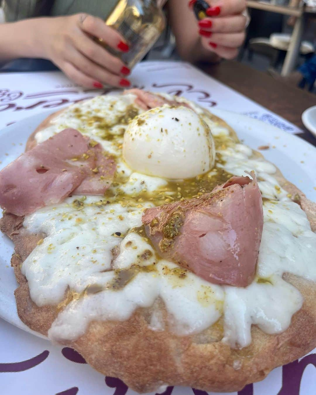 上田彩瑛さんのインスタグラム写真 - (上田彩瑛Instagram)「夏のItaly🇮🇹旅行  ローマの次はフィレンツェへ （移動はItaloという特急列車を使いました、これがとても快適だった…）  ドゥオーモの近くのカフェで食べたpizzaが分厚くて満足感ある美味しさだった😉  4枚目はヴェッキオ橋の様子 フィレンツェの街並みすごく好きだったなぁ  #italy #italytravel #firenze  #イタリア #イタリア旅行 #フィレンツェ」11月7日 22時02分 - sae__ueda__