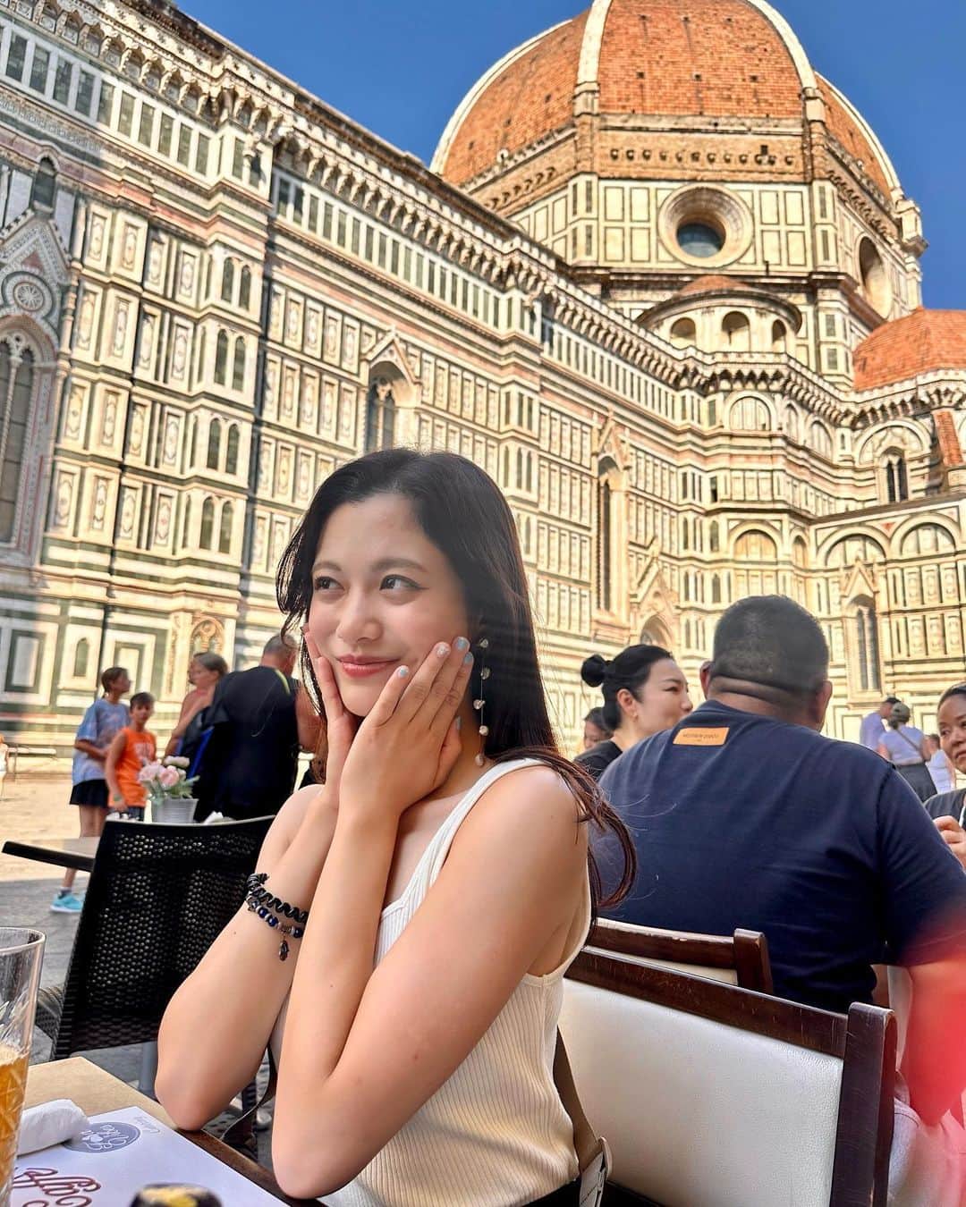 上田彩瑛のインスタグラム：「夏のItaly🇮🇹旅行  ローマの次はフィレンツェへ （移動はItaloという特急列車を使いました、これがとても快適だった…）  ドゥオーモの近くのカフェで食べたpizzaが分厚くて満足感ある美味しさだった😉  4枚目はヴェッキオ橋の様子 フィレンツェの街並みすごく好きだったなぁ  #italy #italytravel #firenze  #イタリア #イタリア旅行 #フィレンツェ」