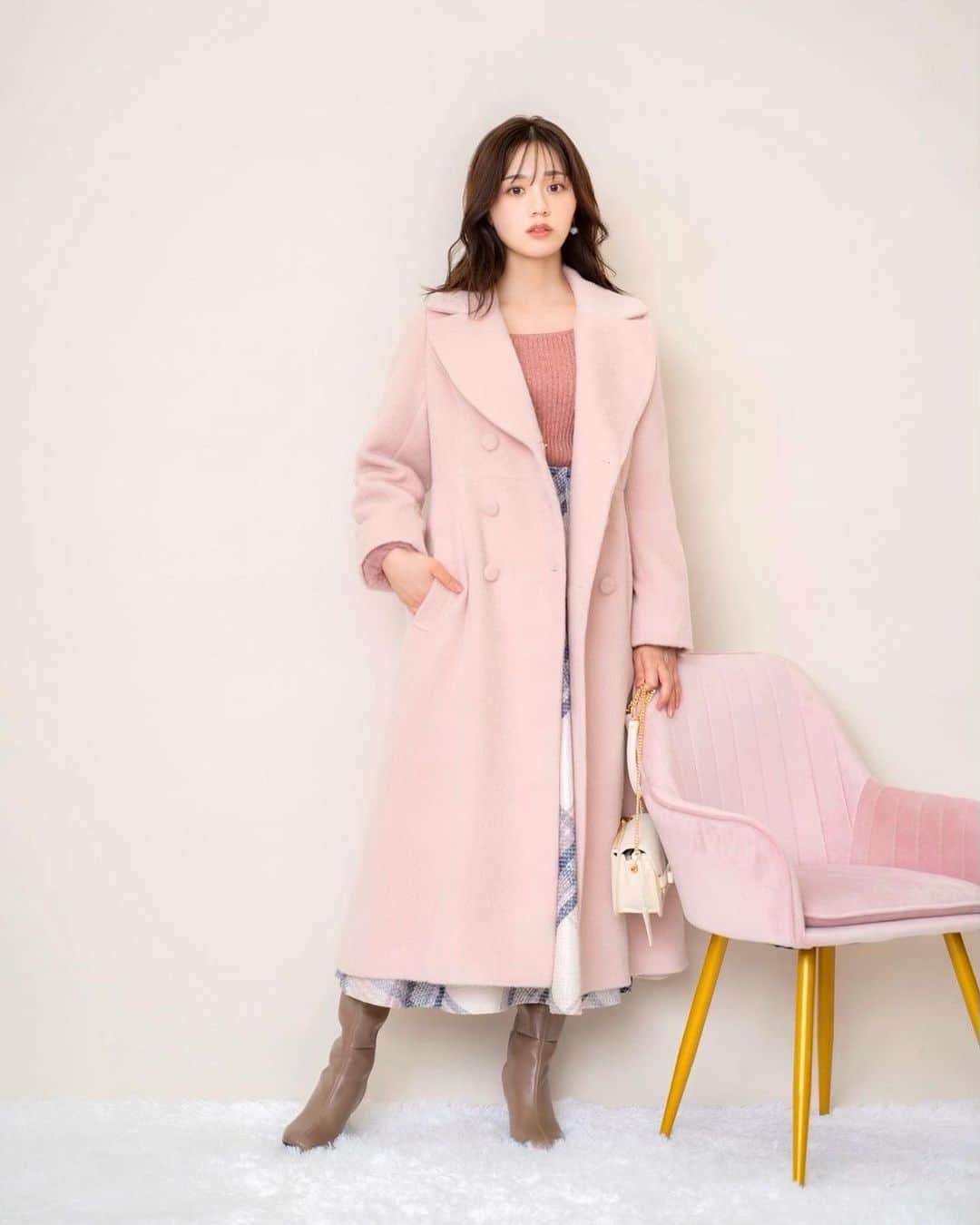 のインスタグラム：「Shaggy Coat🧥✨  柔らかい毛足と温かみのあるレディ感たっぷりなシャギーコート✨  ■ Shaggy Coat ¥28,600 tax in col beige.pink.gray  —————————————————————————  WILLSELECTION公式オンラインサイトは @willselection_official プロフィールTOPのURLよりご覧ください🤍  —————————————————————————  #willselection #ウィルセレクション #アウター #コート #ふわもこ部 #ピンク担当 #ピンク推し」
