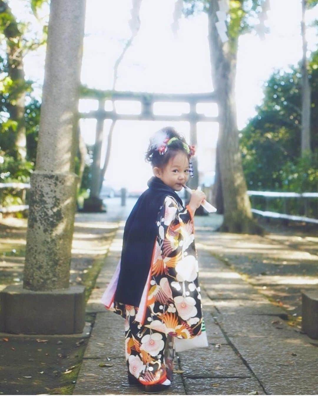 山本優希さんのインスタグラム写真 - (山本優希Instagram)「七五三だね♡ うちは後十三詣りが残ってるなぁ  ちょっとアーカイブしてみた♡  懐かしい 可愛い ちっこい おぼこい ぽにょ ちょろ きゅん にゅん ぱく すき  白の着物は　@kimono_akariya にて アンティーク着物を親子でレンタル 灯り屋さんの着物は毎度お世話になっております♡  次女のミント色も本人が選んだアンティーク 私のクリーム色は天国に逝ってしまった、 人として、母として、女性としても尊敬していた、 私にとって太陽みたいな園ママだった方の形見  とてもとても大切にしております♡  #七五三 #娘#daughter」11月7日 22時05分 - yyyukiyy
